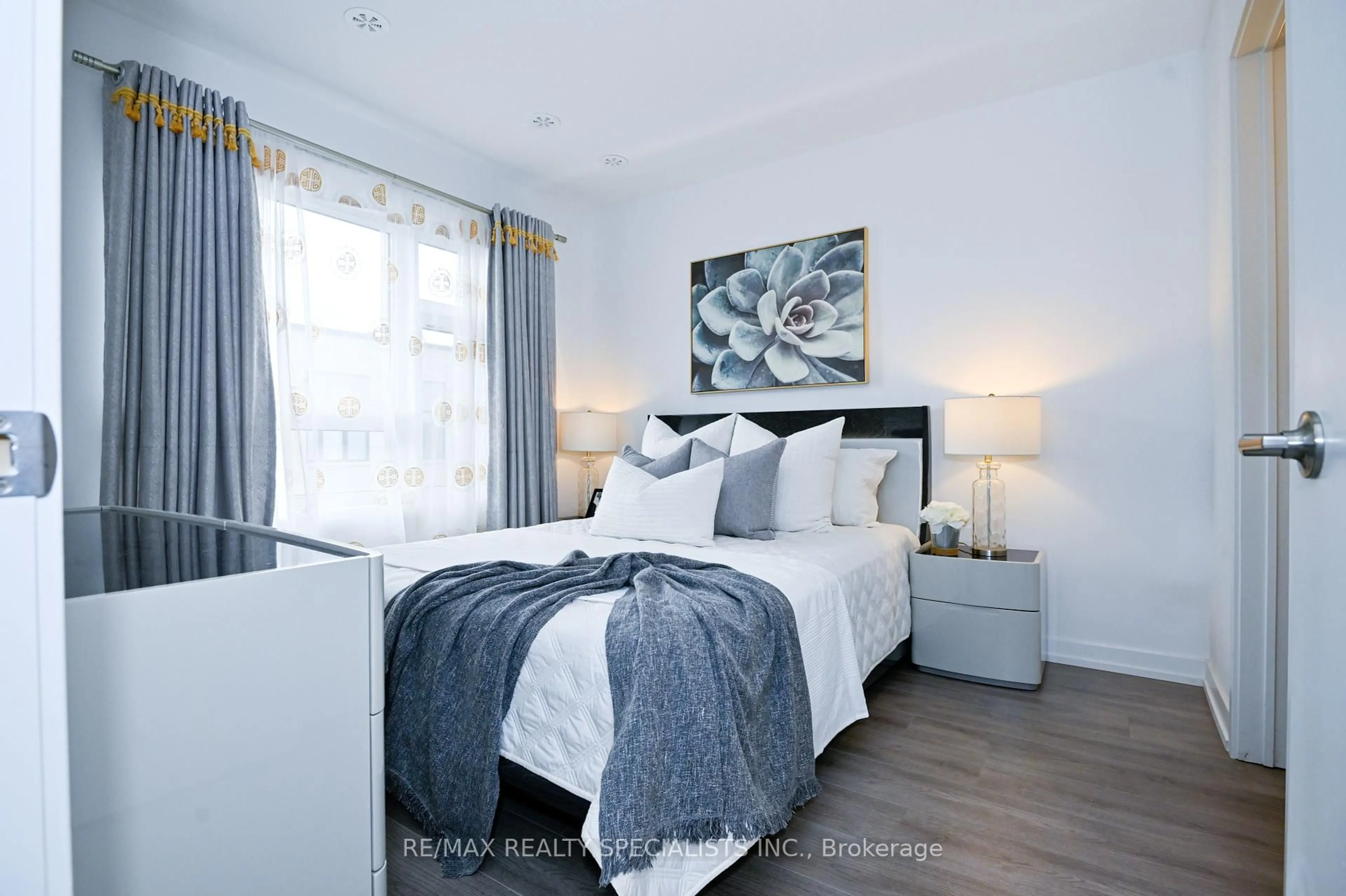 Bedroom with bed, wood/laminate floor for 1121 Cooke Blvd #55, Burlington Ontario L8T 0C3