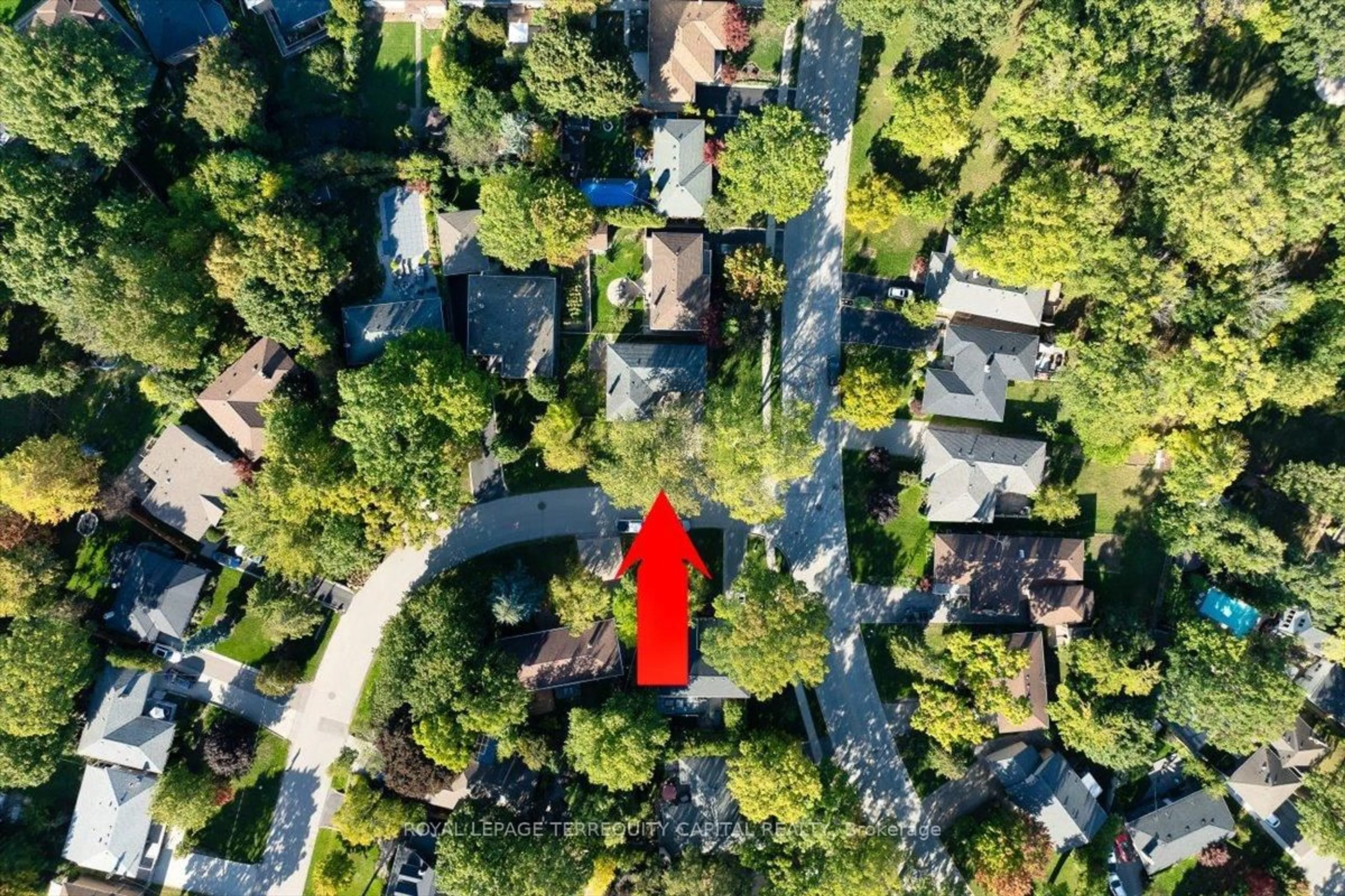 A pic from outside/outdoor area/front of a property/back of a property/a pic from drone, street for 65 Glenmanor Dr, Oakville Ontario L6K 2B3
