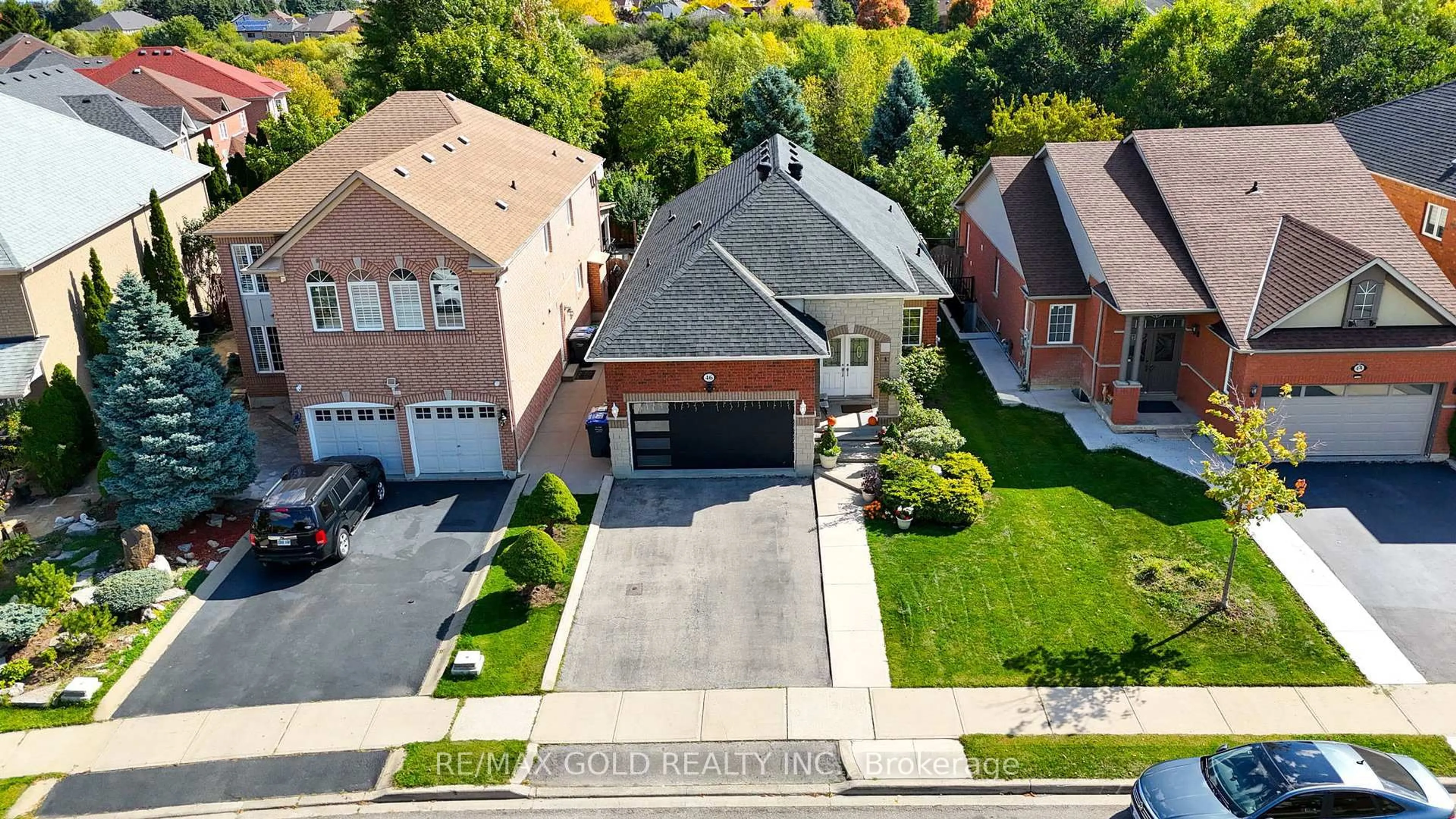 A pic from outside/outdoor area/front of a property/back of a property/a pic from drone, street for 46 Cobblestone Crt, Brampton Ontario L6R 2S2