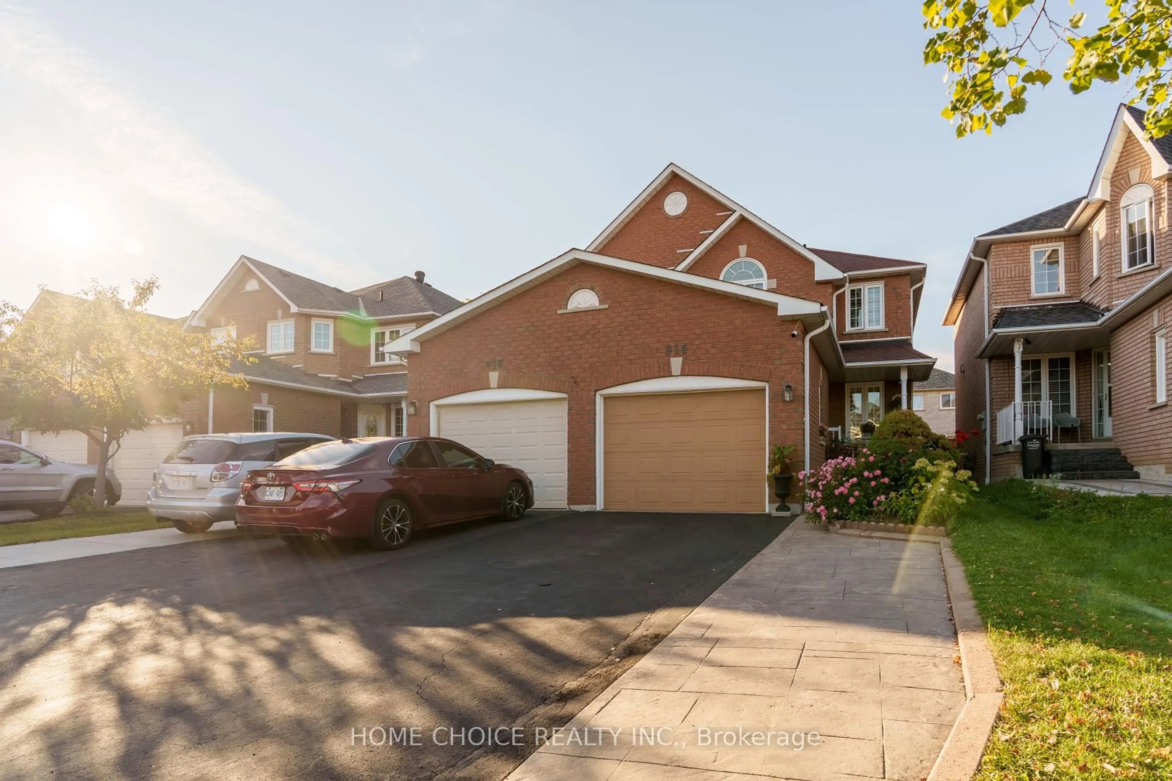 A pic from outside/outdoor area/front of a property/back of a property/a pic from drone, street for 914 Applecroft Circ, Mississauga Ontario L5V 2A7