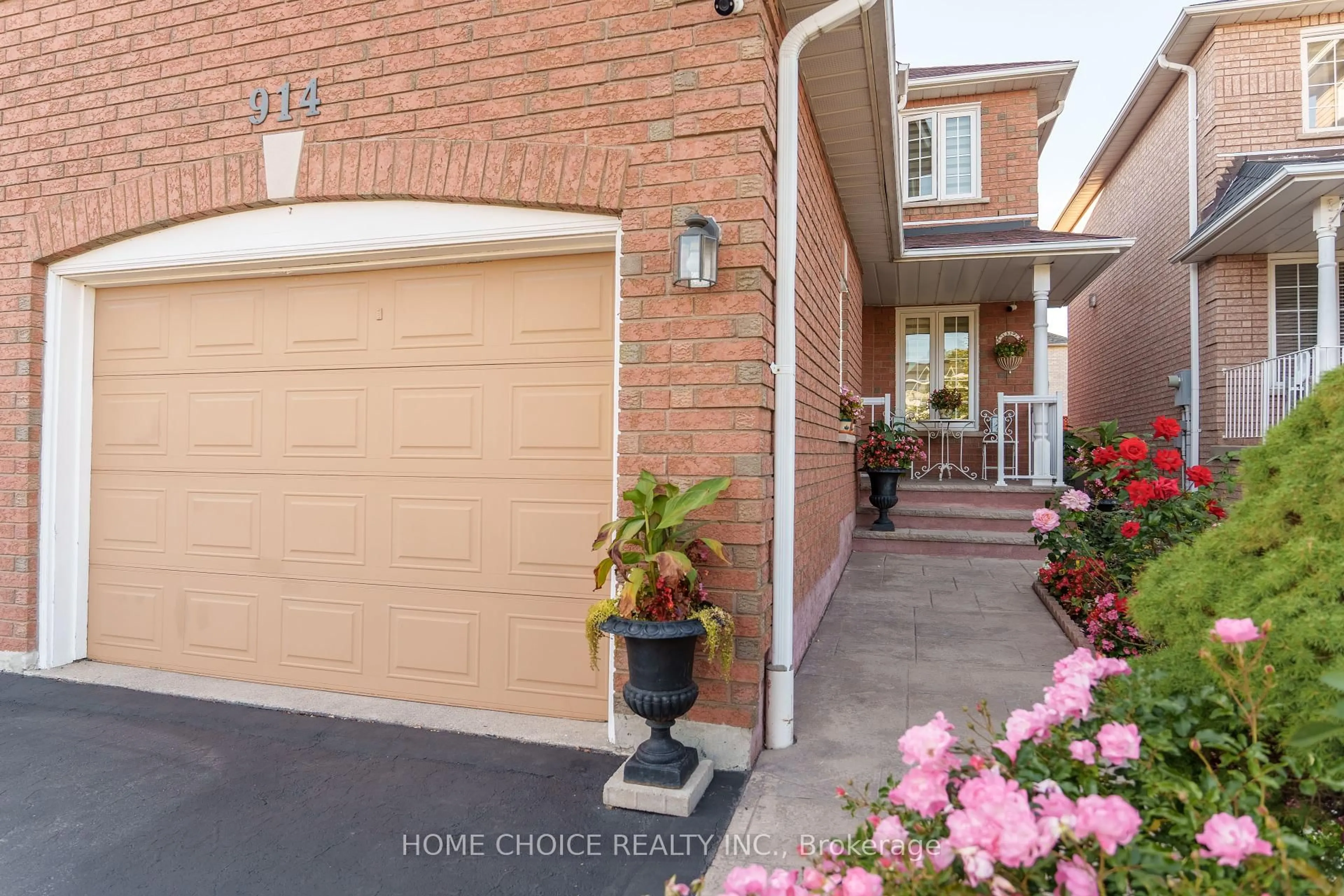 Indoor entryway for 914 Applecroft Circ, Mississauga Ontario L5V 2A7