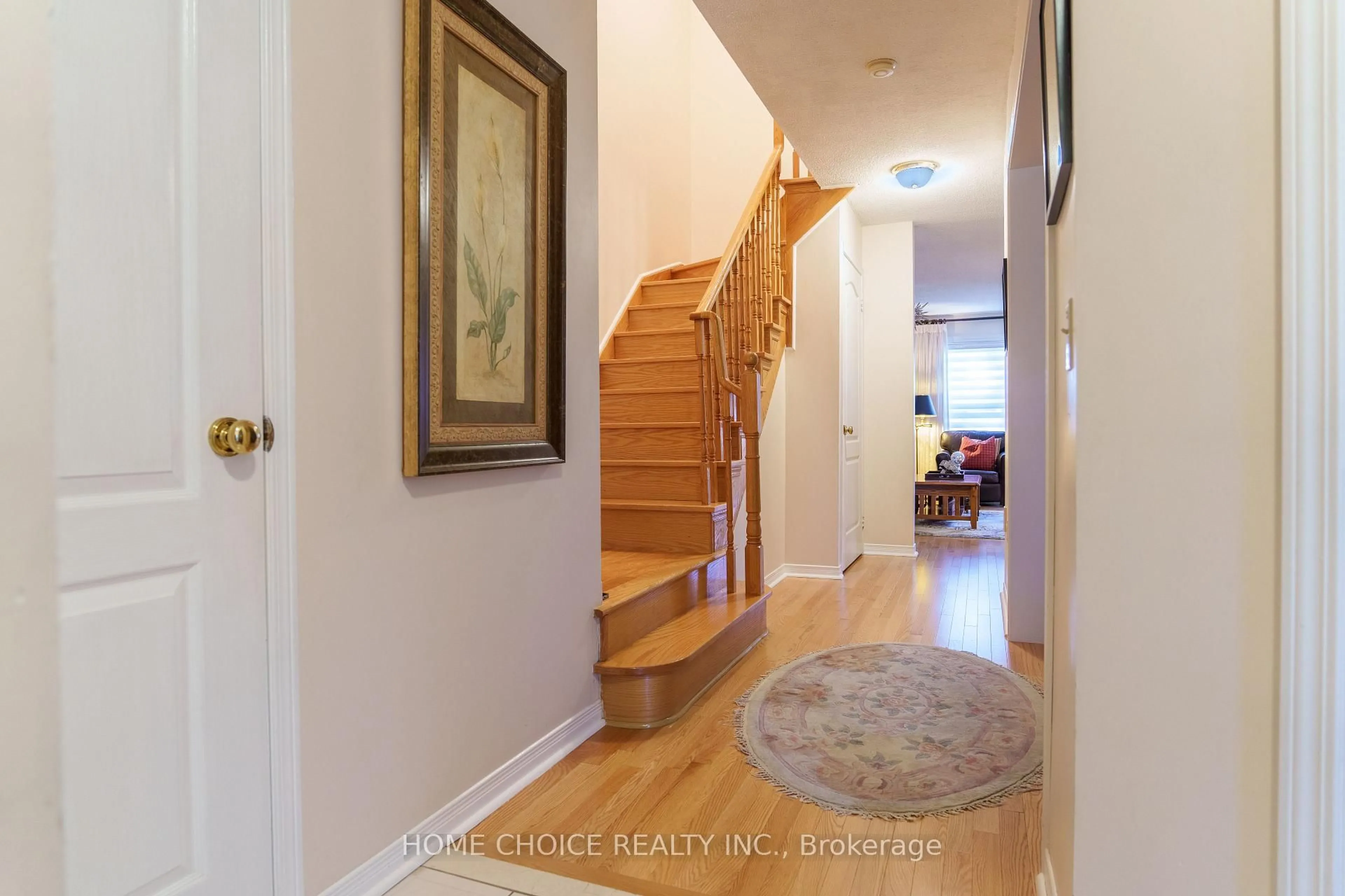 Indoor entryway for 914 Applecroft Circ, Mississauga Ontario L5V 2A7
