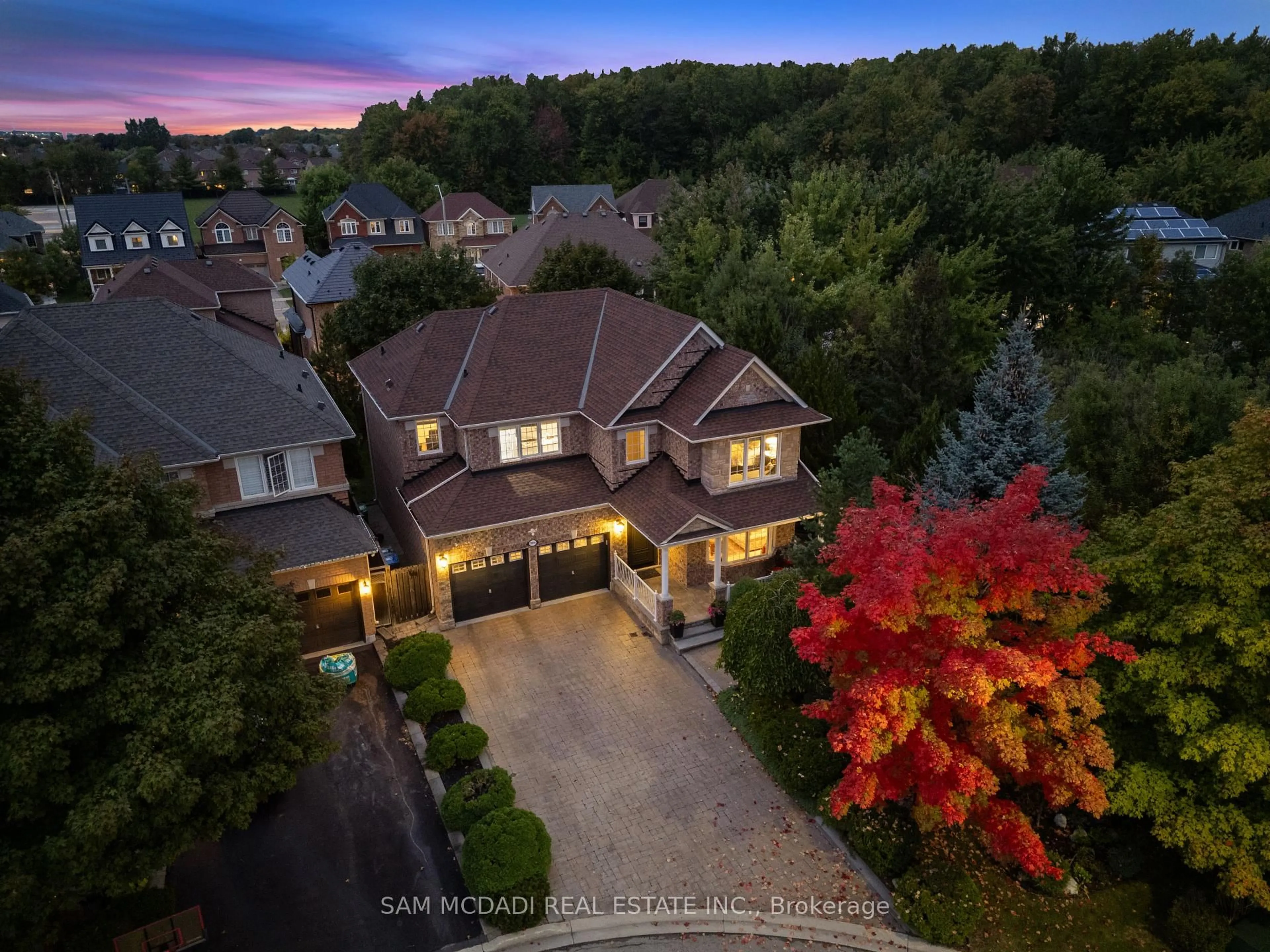 A pic from outside/outdoor area/front of a property/back of a property/a pic from drone, unknown for 3859 Pondview Way, Mississauga Ontario L5N 8K1