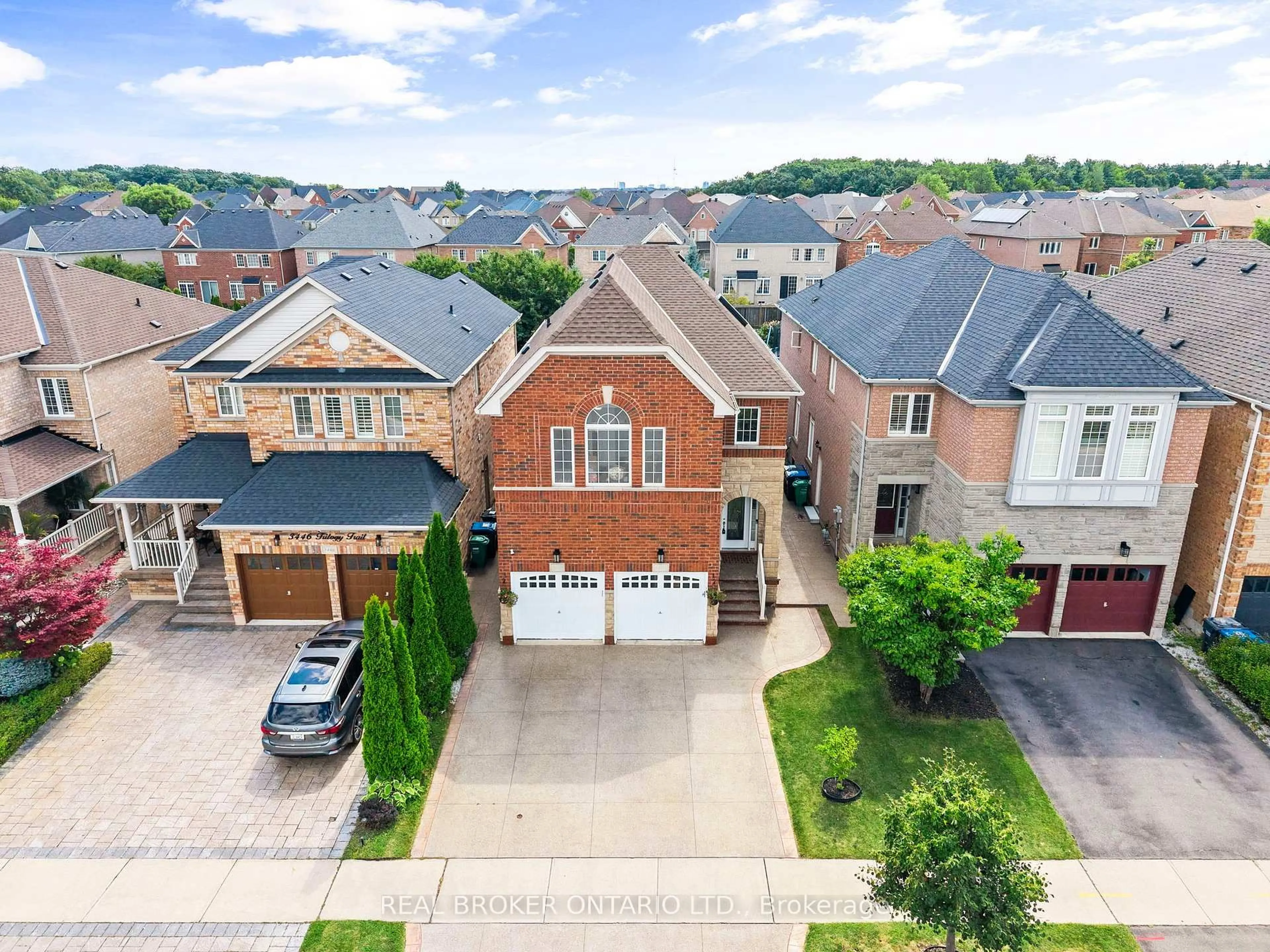 A pic from outside/outdoor area/front of a property/back of a property/a pic from drone, street for 3450 Trilogy Tr, Mississauga Ontario L5M 0K2
