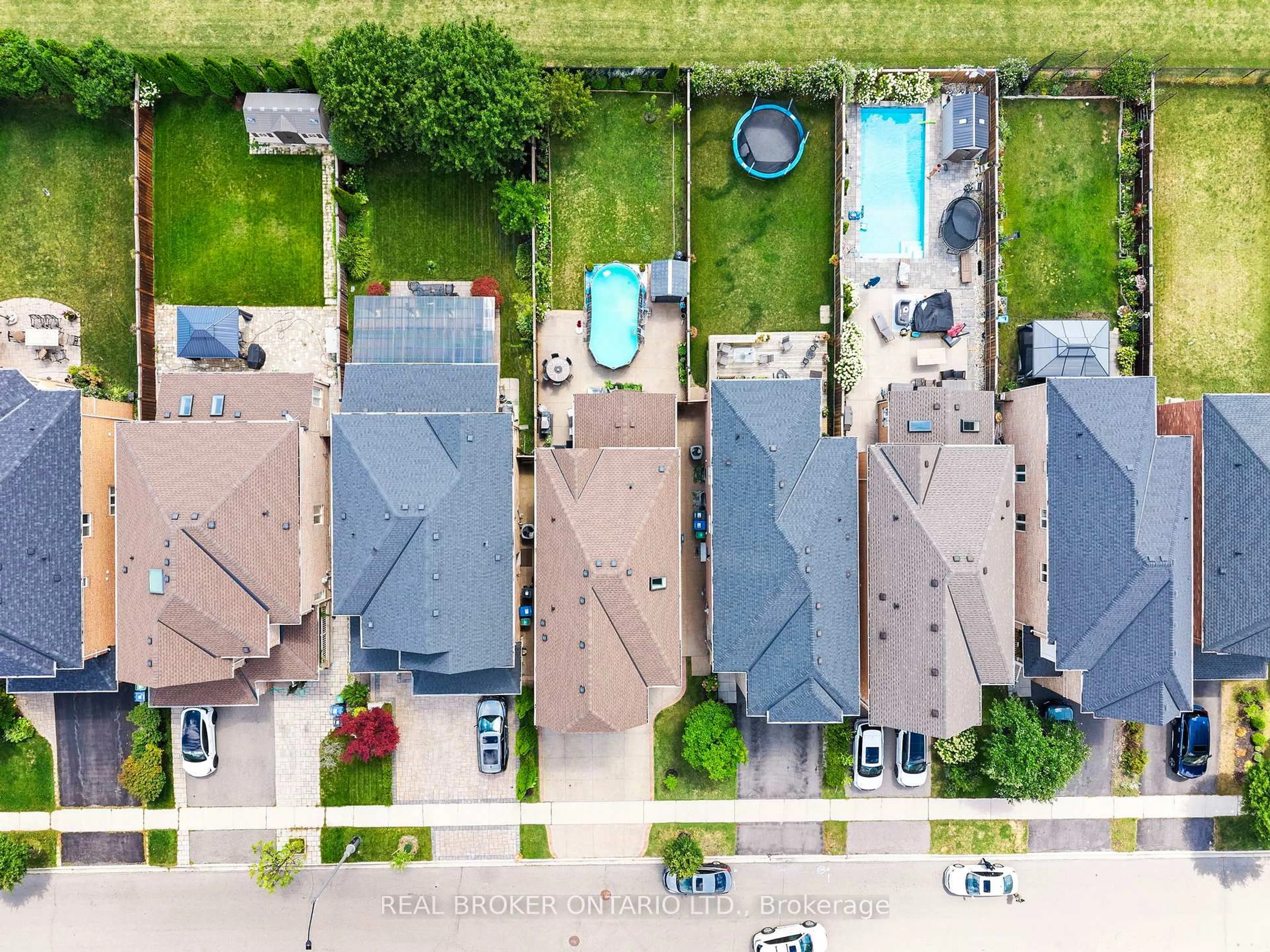 A pic from outside/outdoor area/front of a property/back of a property/a pic from drone, street for 3450 Trilogy Tr, Mississauga Ontario L5M 0K2