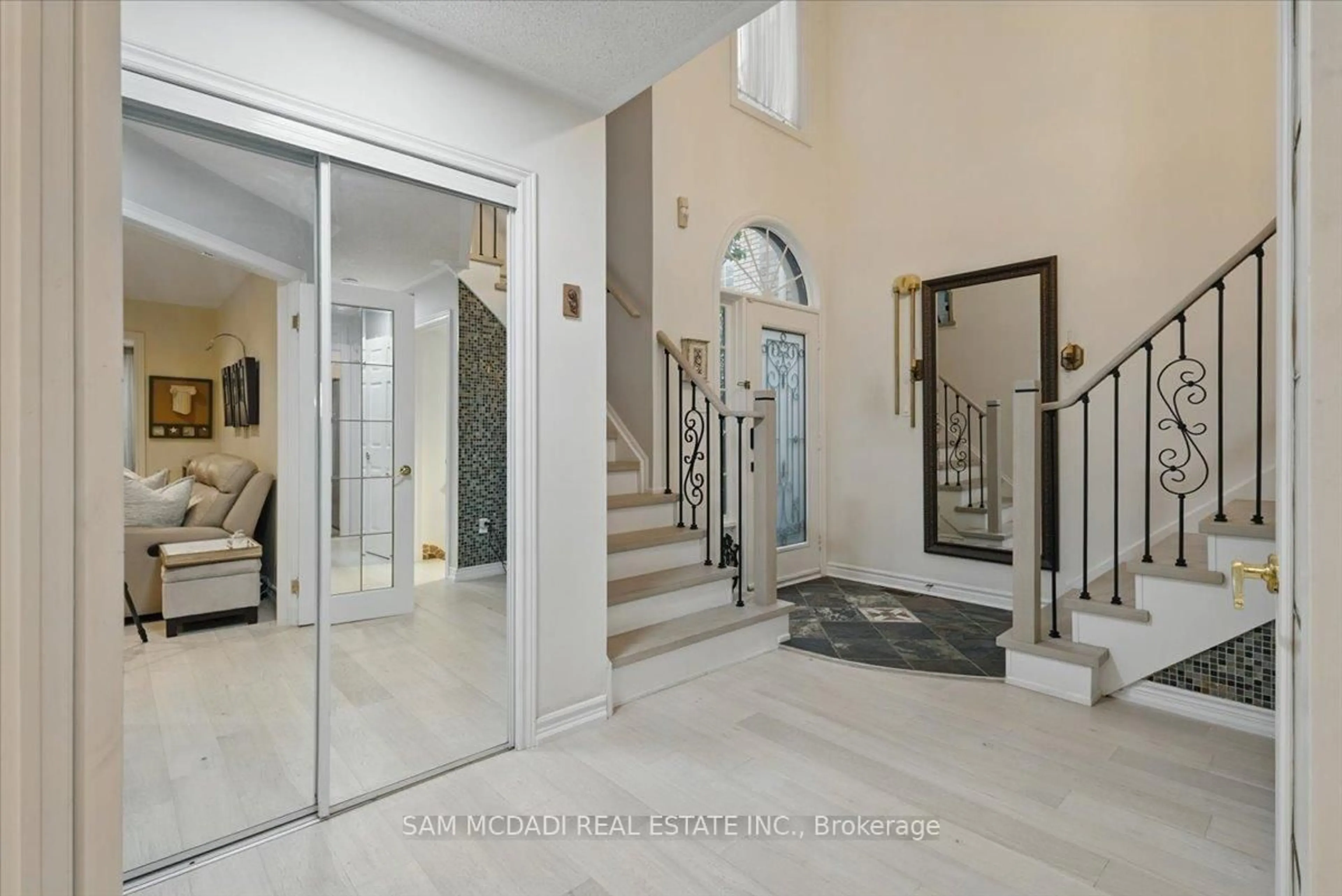 Indoor foyer for 6074 Leeside Cres, Mississauga Ontario L5M 5K6
