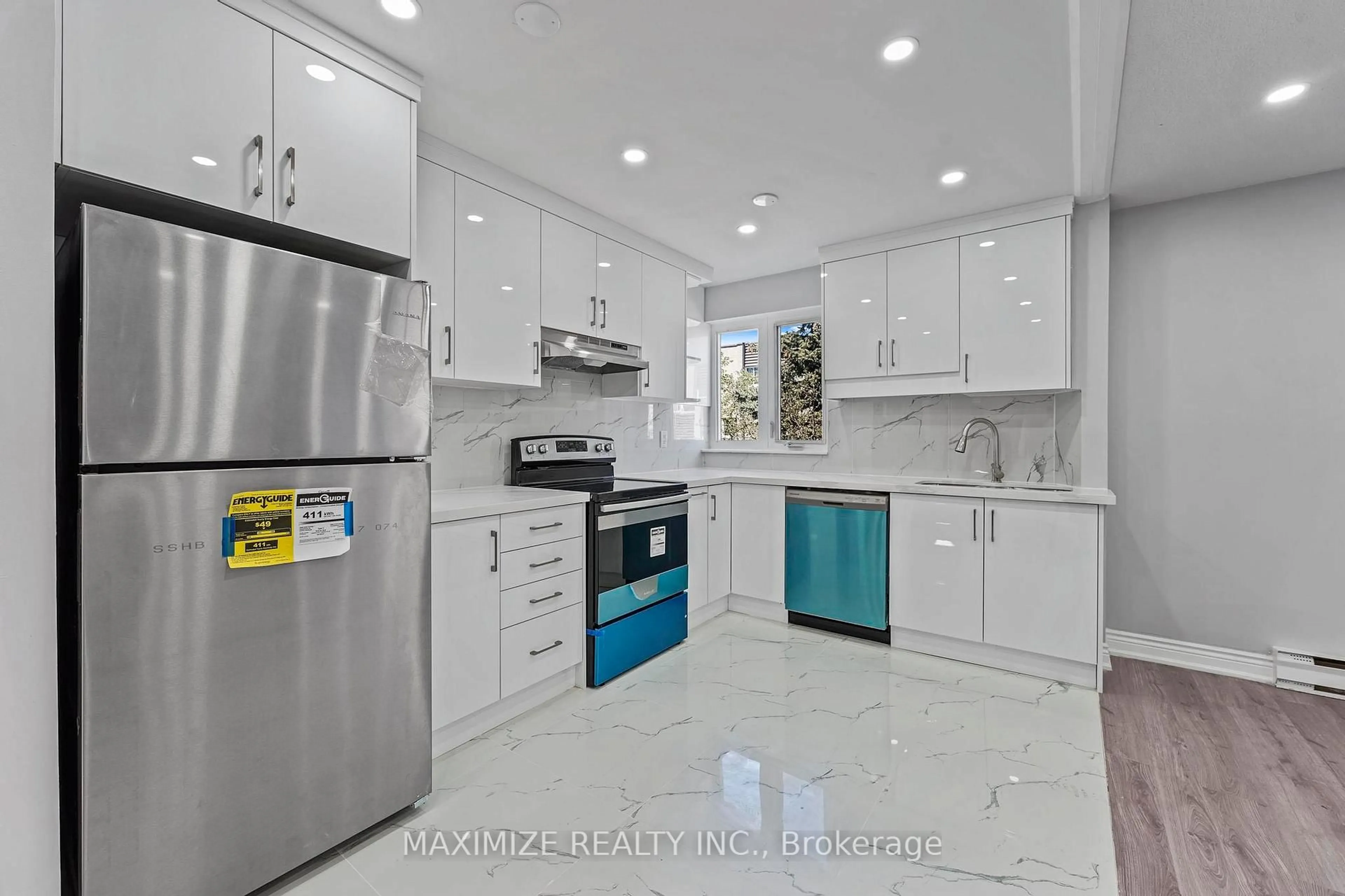 Standard kitchen, ceramic/tile floor for 1055 Dundas St #192, Mississauga Ontario L4Y 3X6