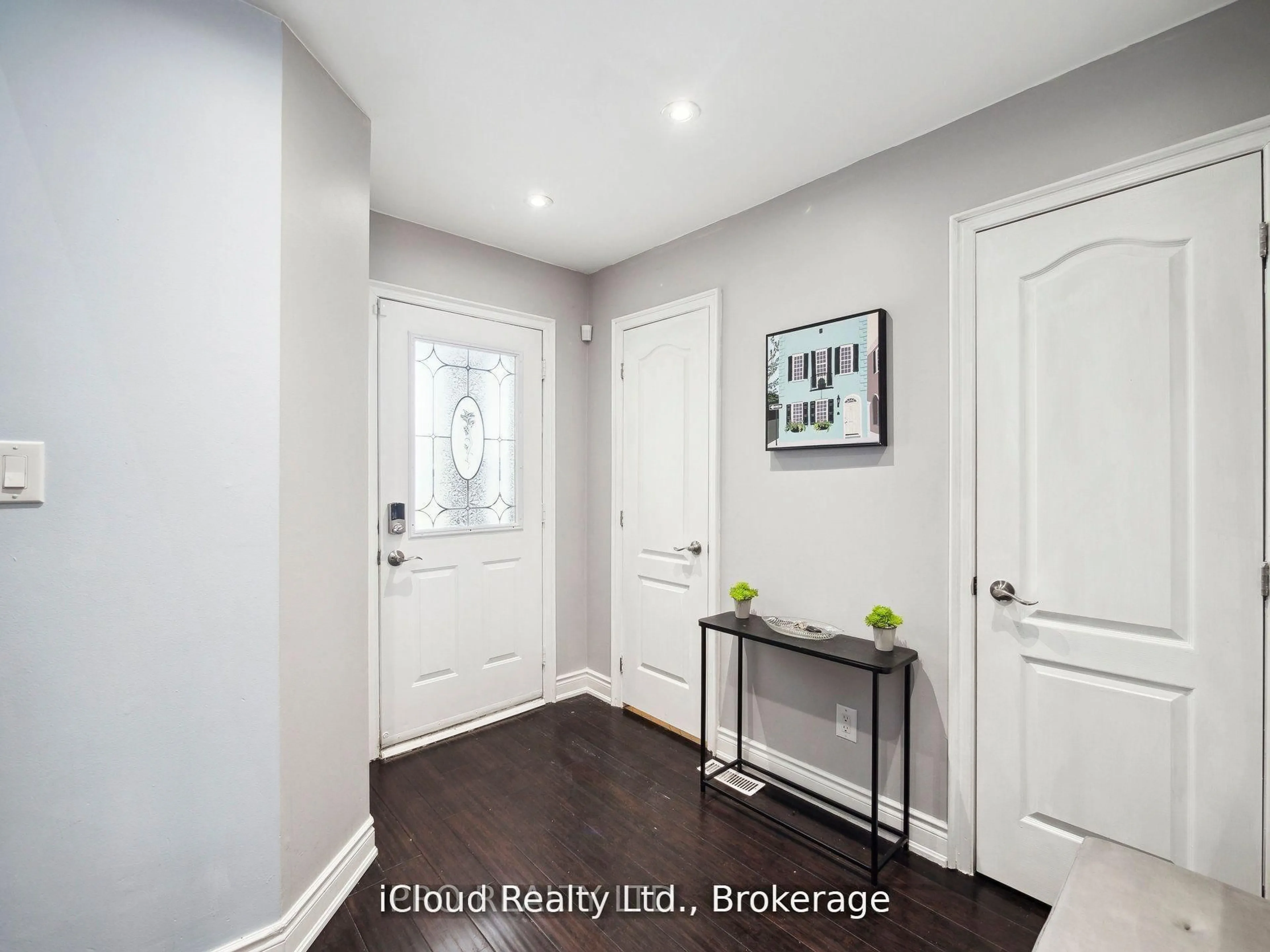 Indoor entryway for 424 Jay Cres, Orangeville Ontario L9W 4Z2