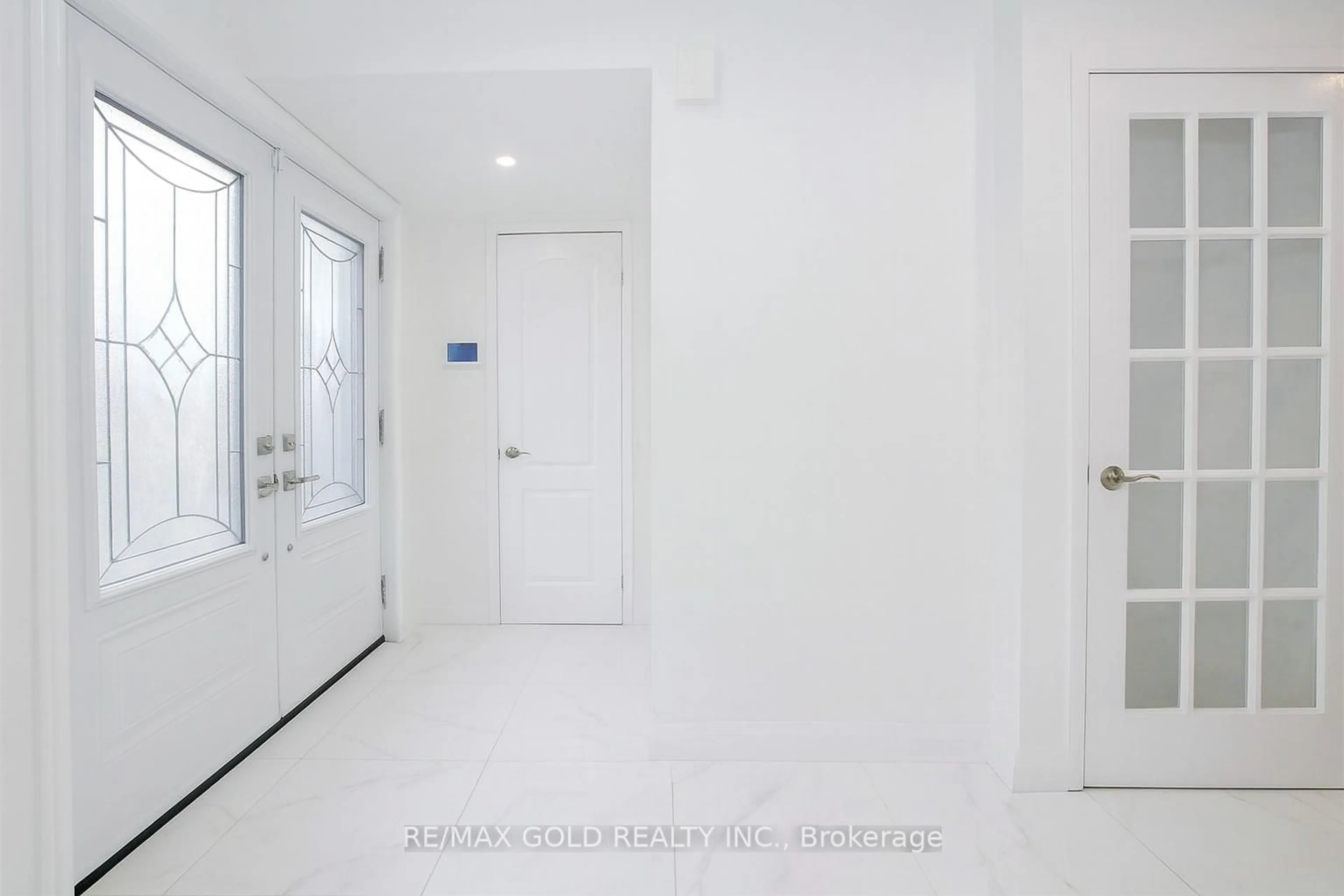 Indoor foyer for 2 Hetherington Pl, Brampton Ontario L6S 5M6