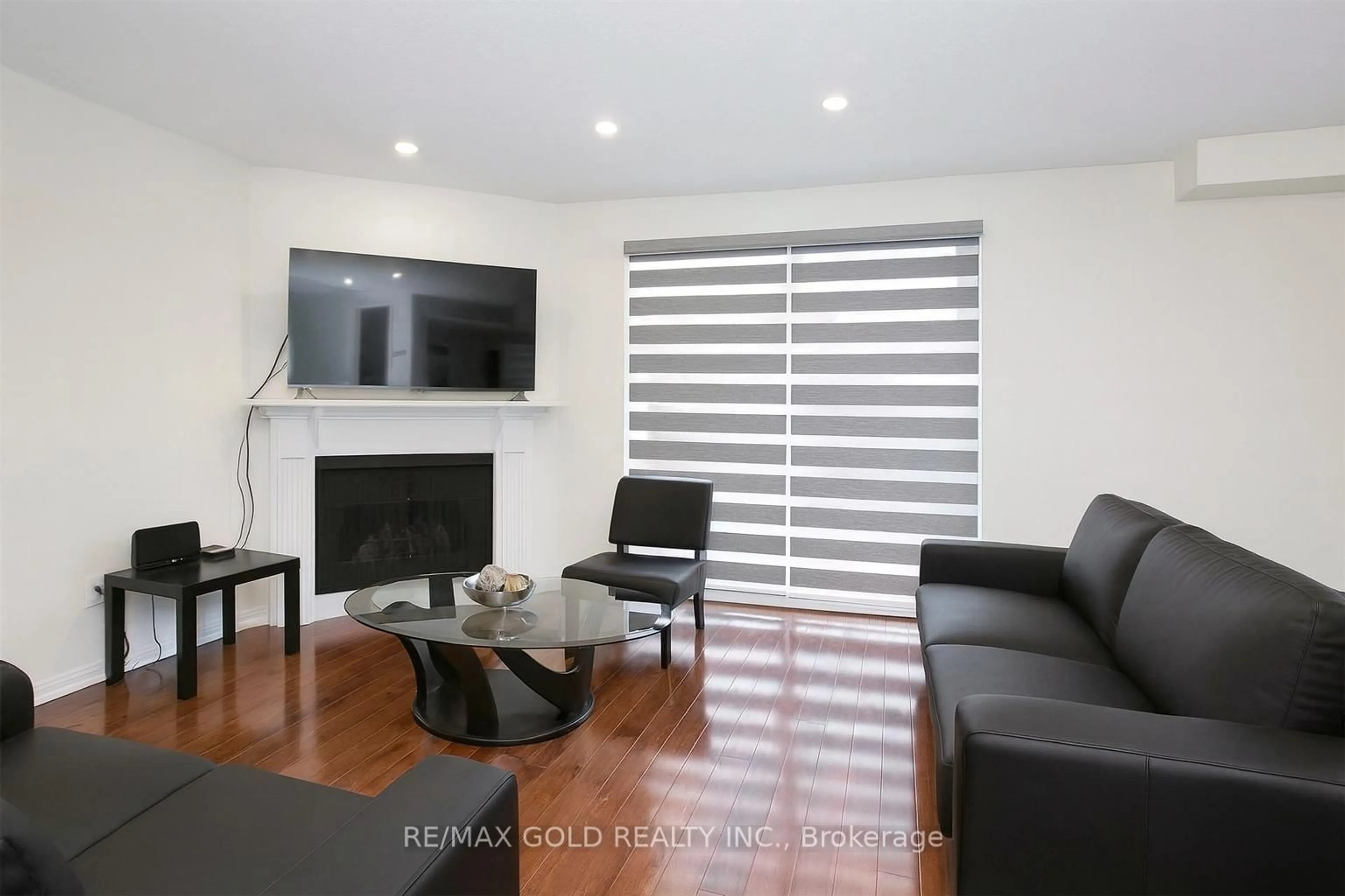 Living room with furniture, unknown for 2 Hetherington Pl, Brampton Ontario L6S 5M6