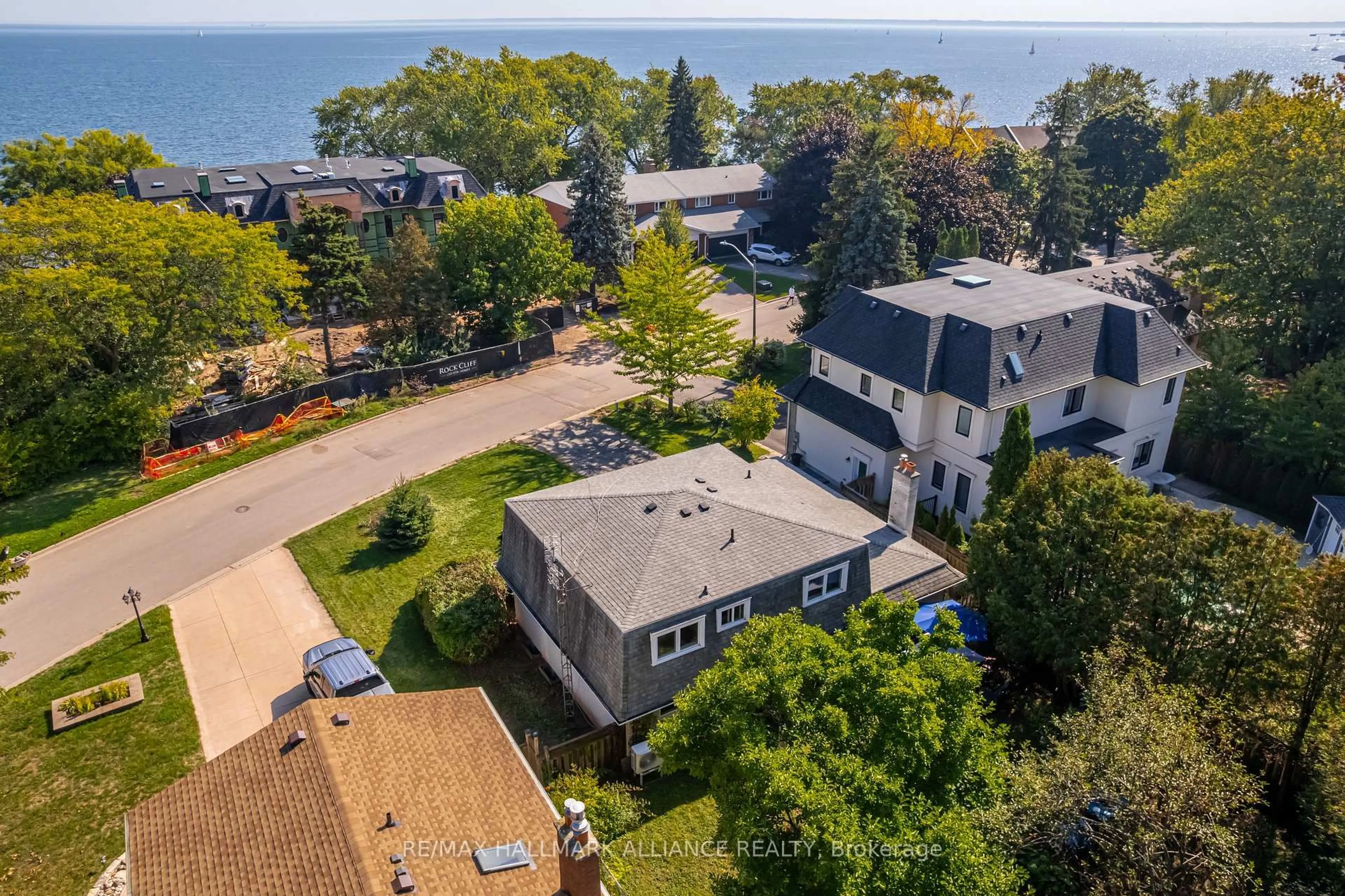 A pic from outside/outdoor area/front of a property/back of a property/a pic from drone, water/lake/river/ocean view for 2033 Water's Edge Dr, Oakville Ontario L6L 1A3