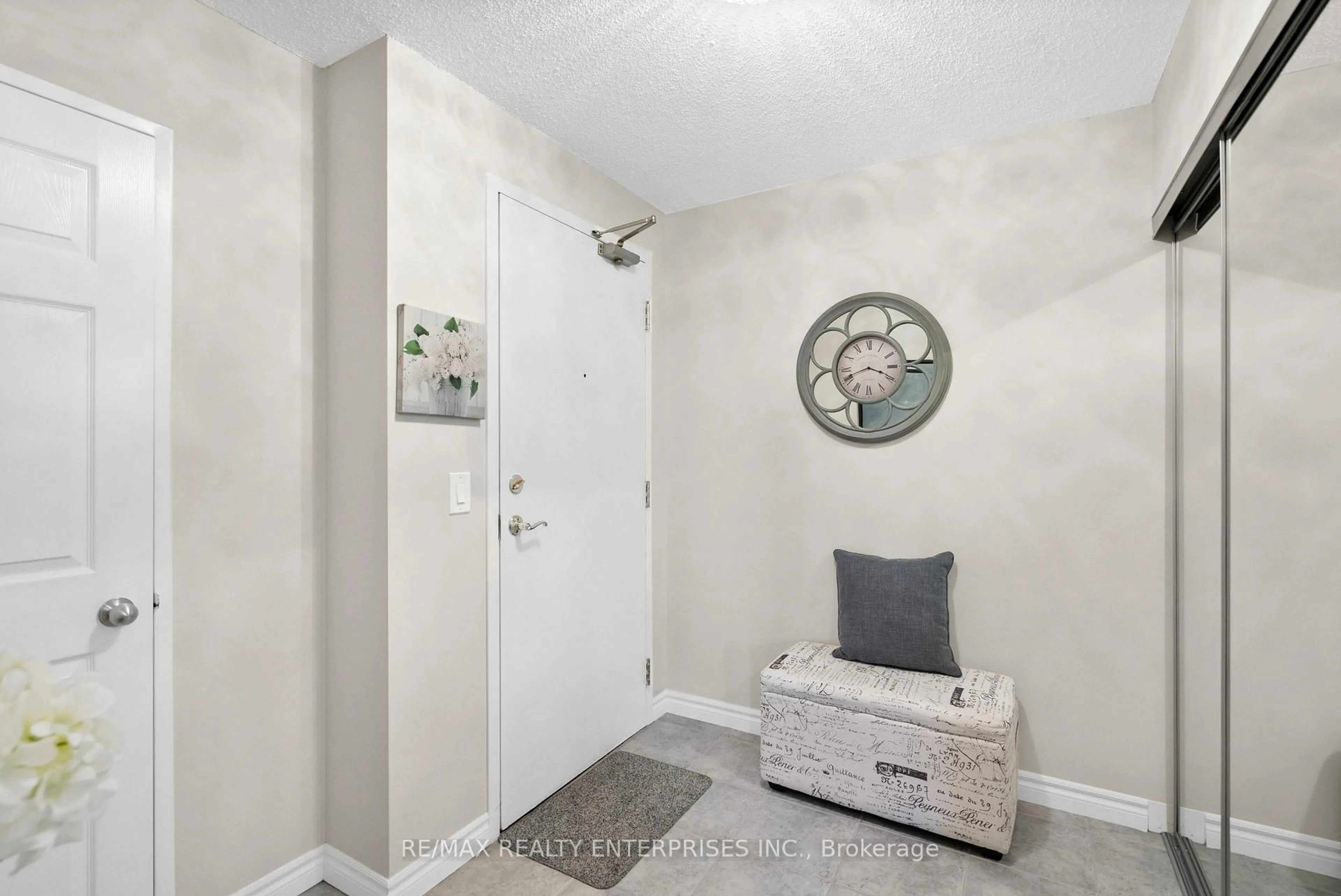 Indoor entryway for 2300 Parkhaven Blvd #303, Oakville Ontario L6H 6V9