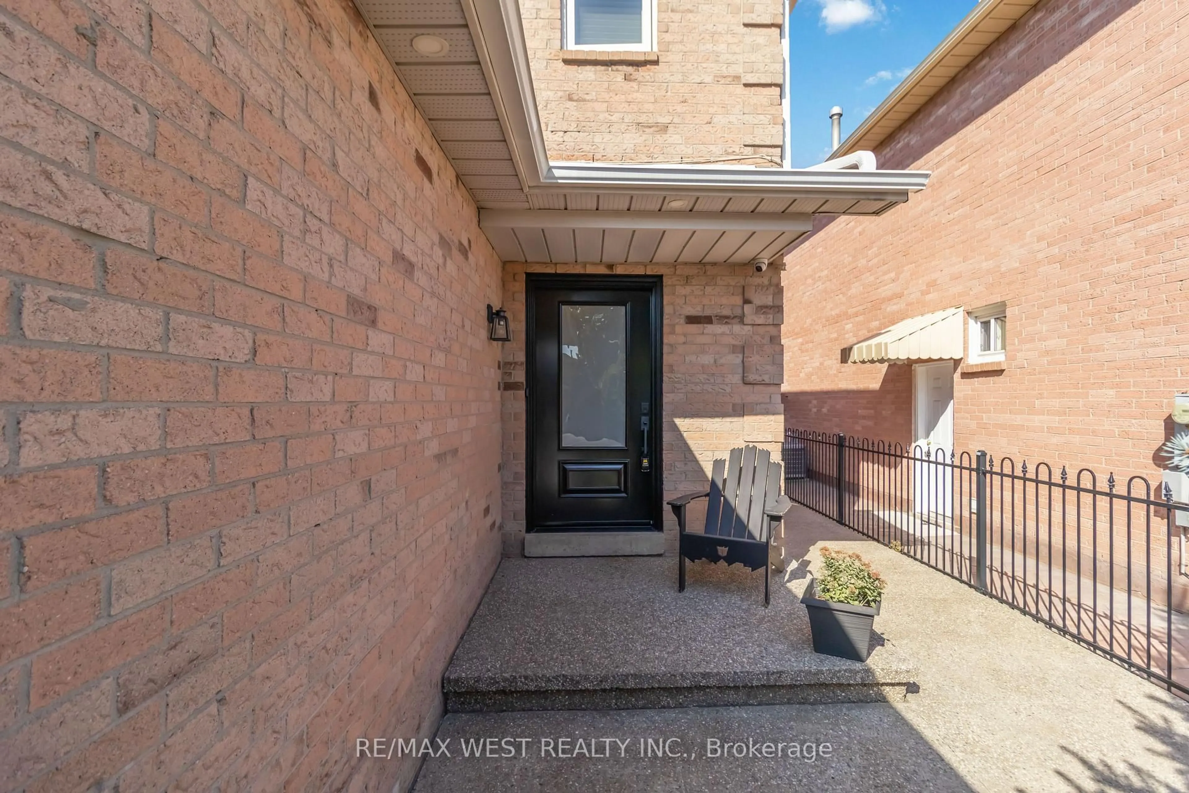 Unknown for 440 BLUESKY Cres, Mississauga Ontario L5R 2R9