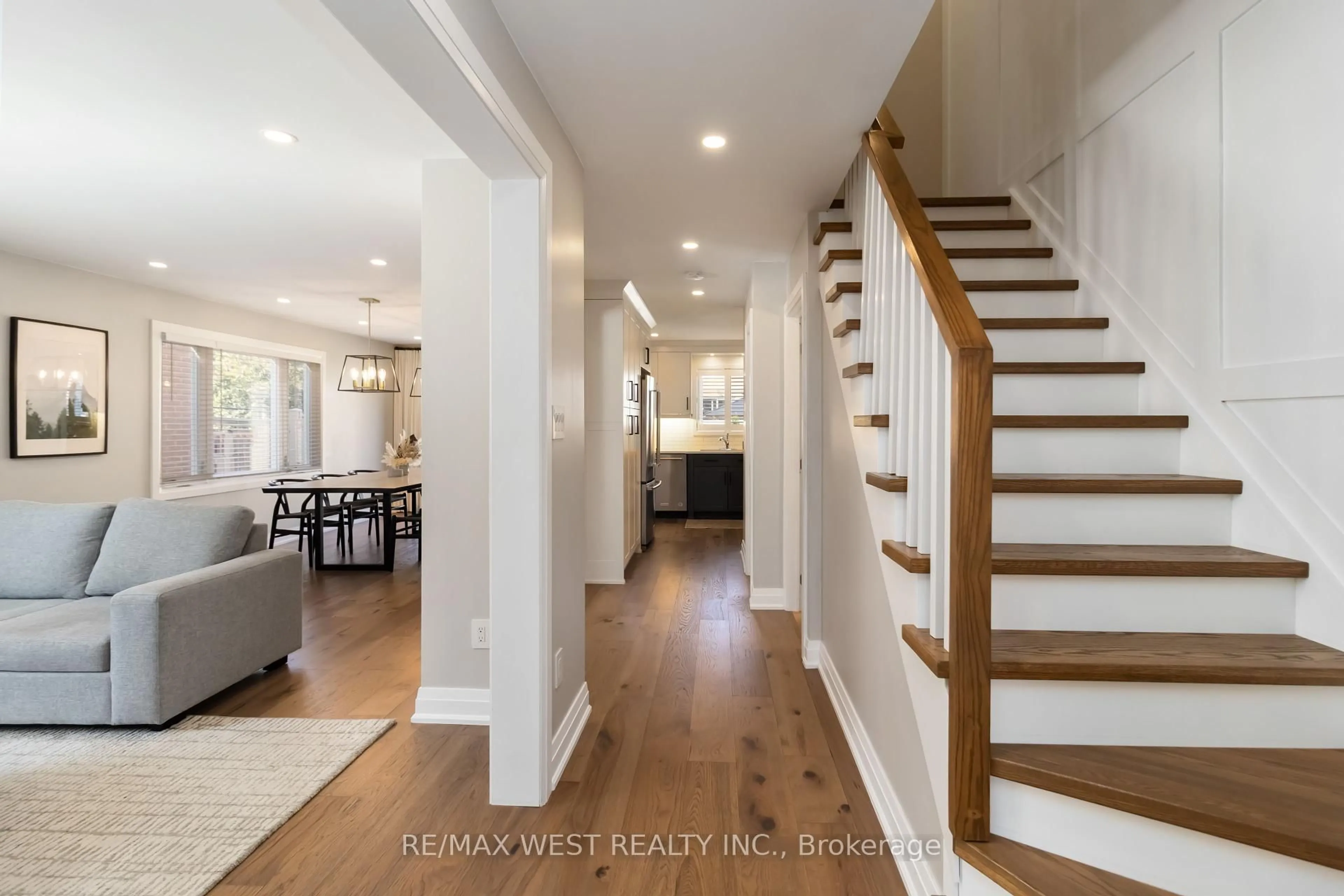 Indoor entryway for 440 BLUESKY Cres, Mississauga Ontario L5R 2R9