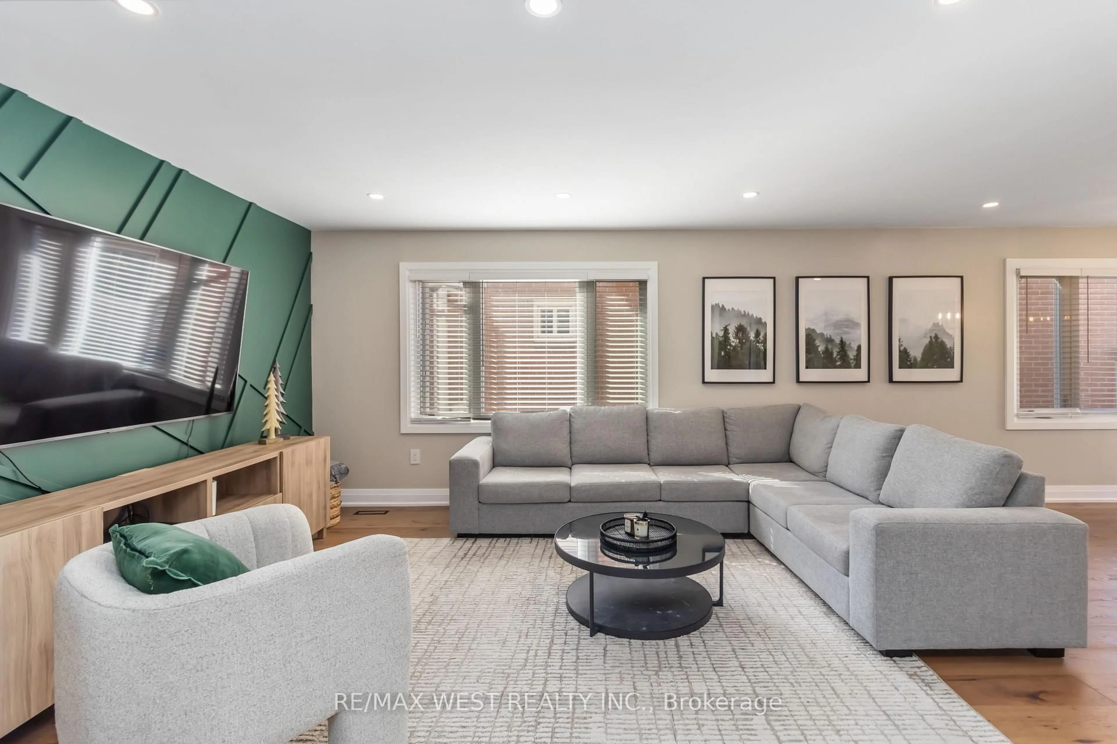 Living room with furniture, unknown for 440 BLUESKY Cres, Mississauga Ontario L5R 2R9