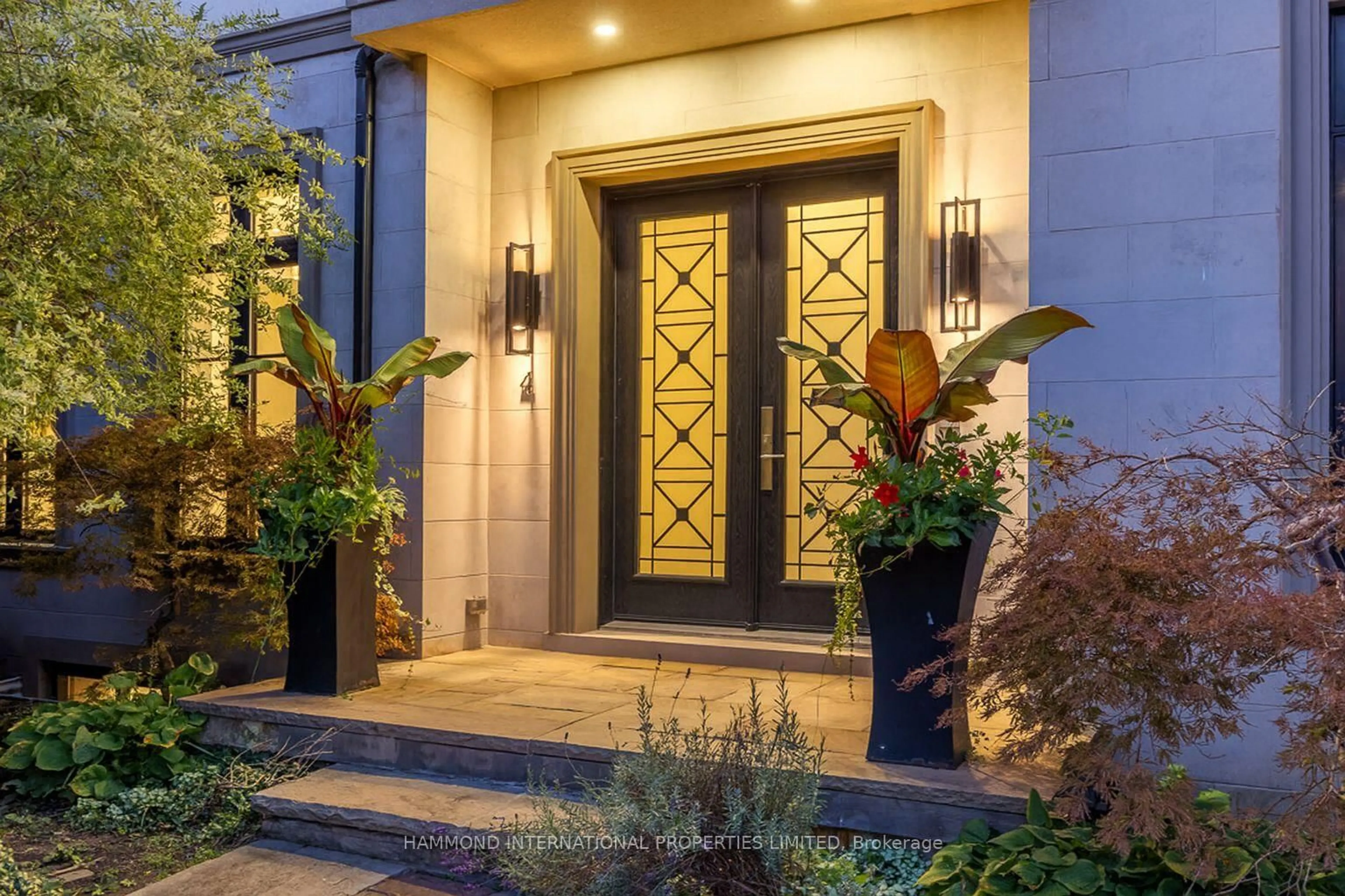 Indoor entryway for 4 Braywin Dr, Toronto Ontario M9P 2P1