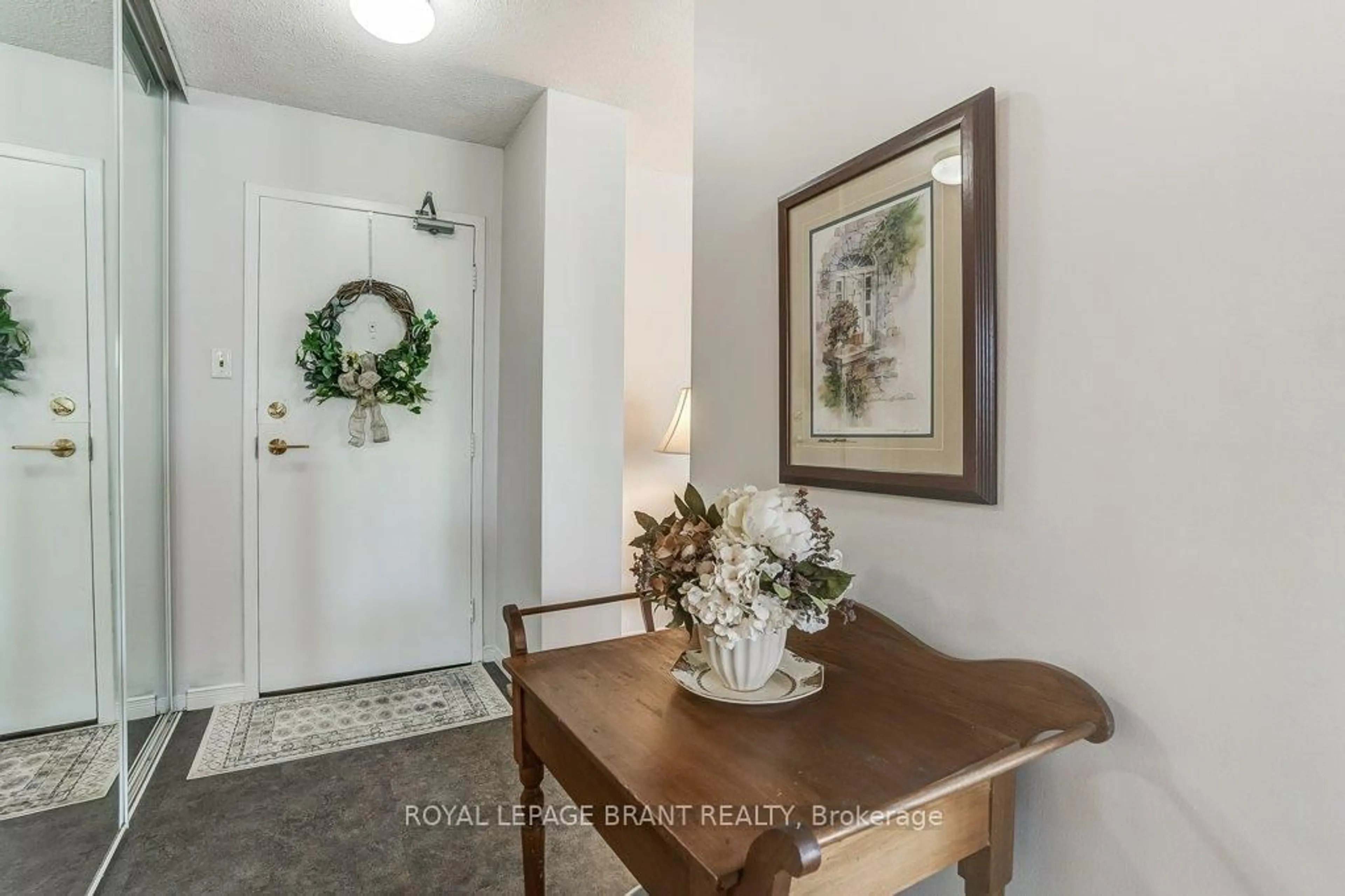Indoor entryway for 2055 Upper Middle Rd #205, Burlington Ontario L7P 3P4