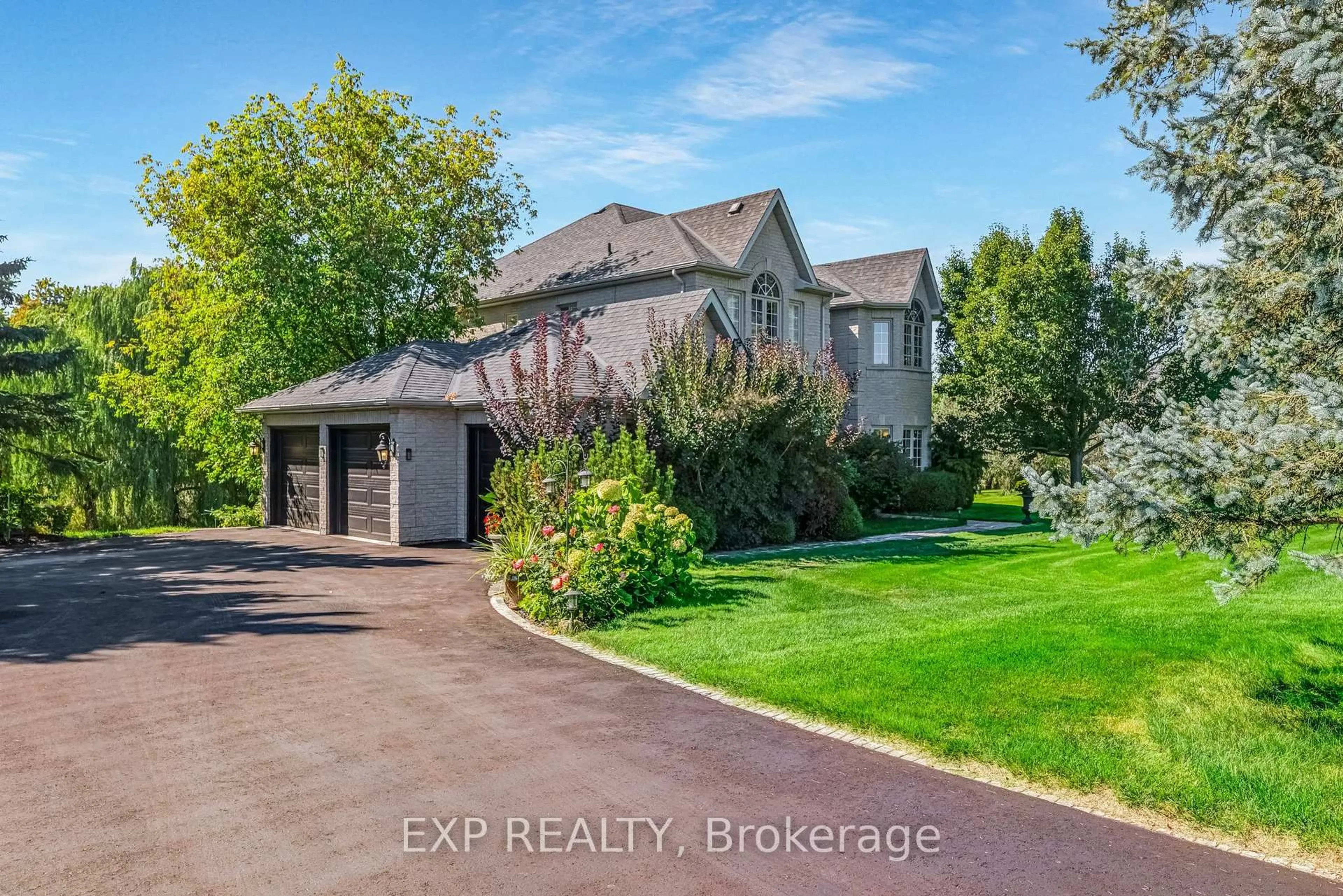 A pic from outside/outdoor area/front of a property/back of a property/a pic from drone, street for 6 Golfway Crt, Caledon Ontario L7E 0B3