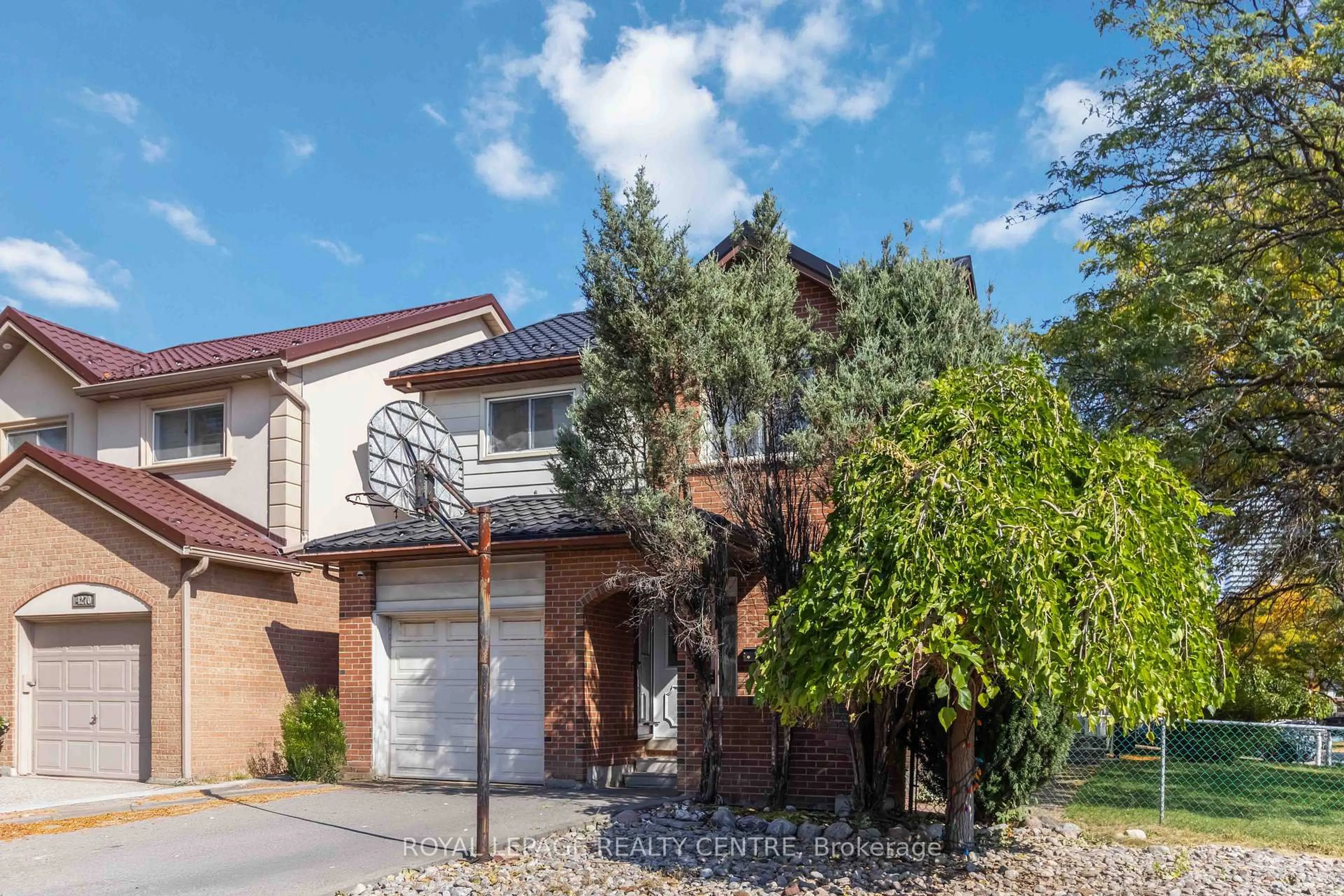 Home with brick exterior material, street for 4272 Tea Garden Circ, Mississauga Ontario L5B 2W8