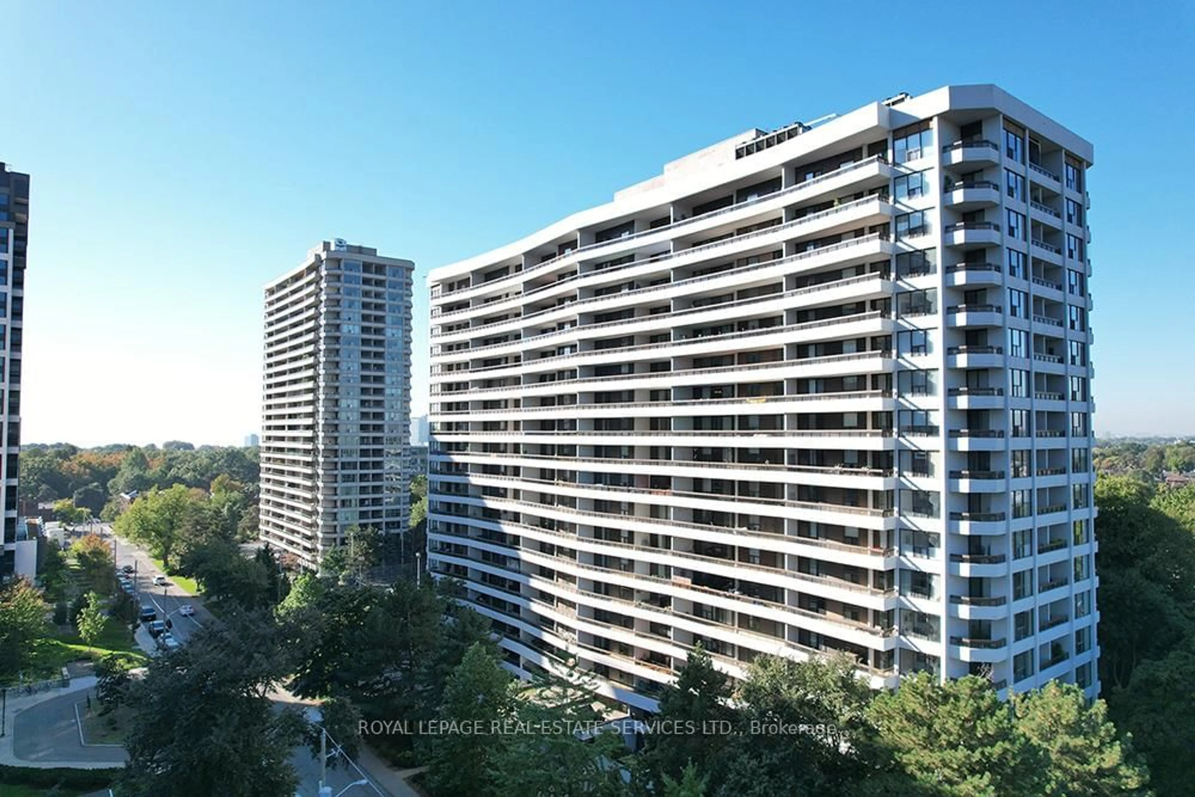 A pic from outside/outdoor area/front of a property/back of a property/a pic from drone, city buildings view from balcony for 100 Quebec Ave #804, Toronto Ontario M6P 4B8