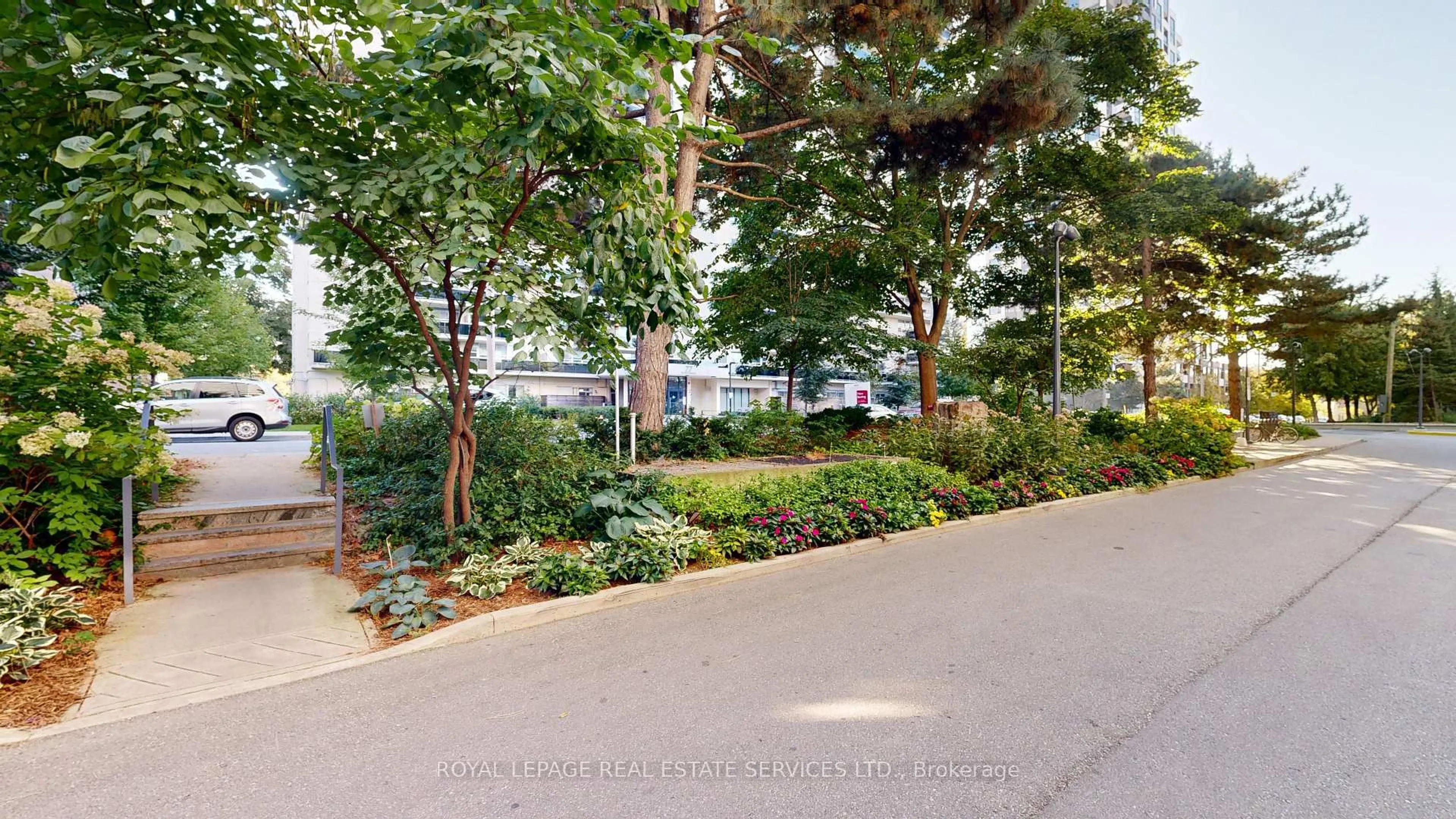 Patio, street for 100 Quebec Ave #804, Toronto Ontario M6P 4B8