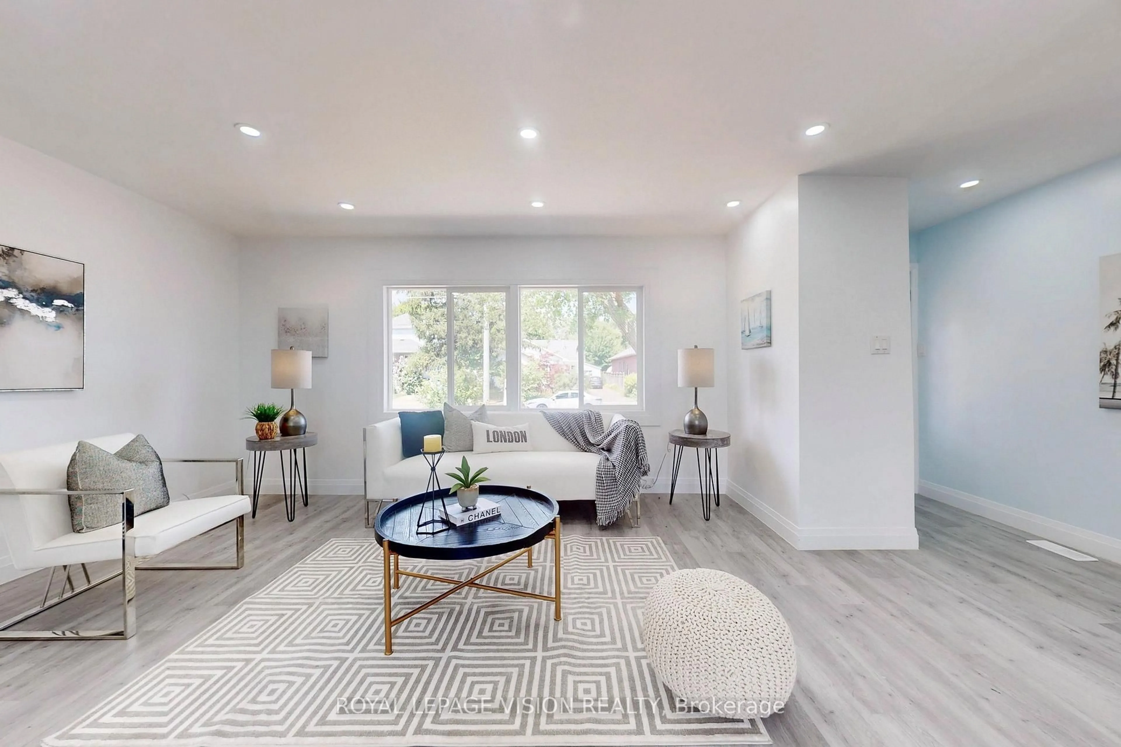 Living room with furniture, unknown for 406 Marf Ave, Mississauga Ontario L5G 1T3