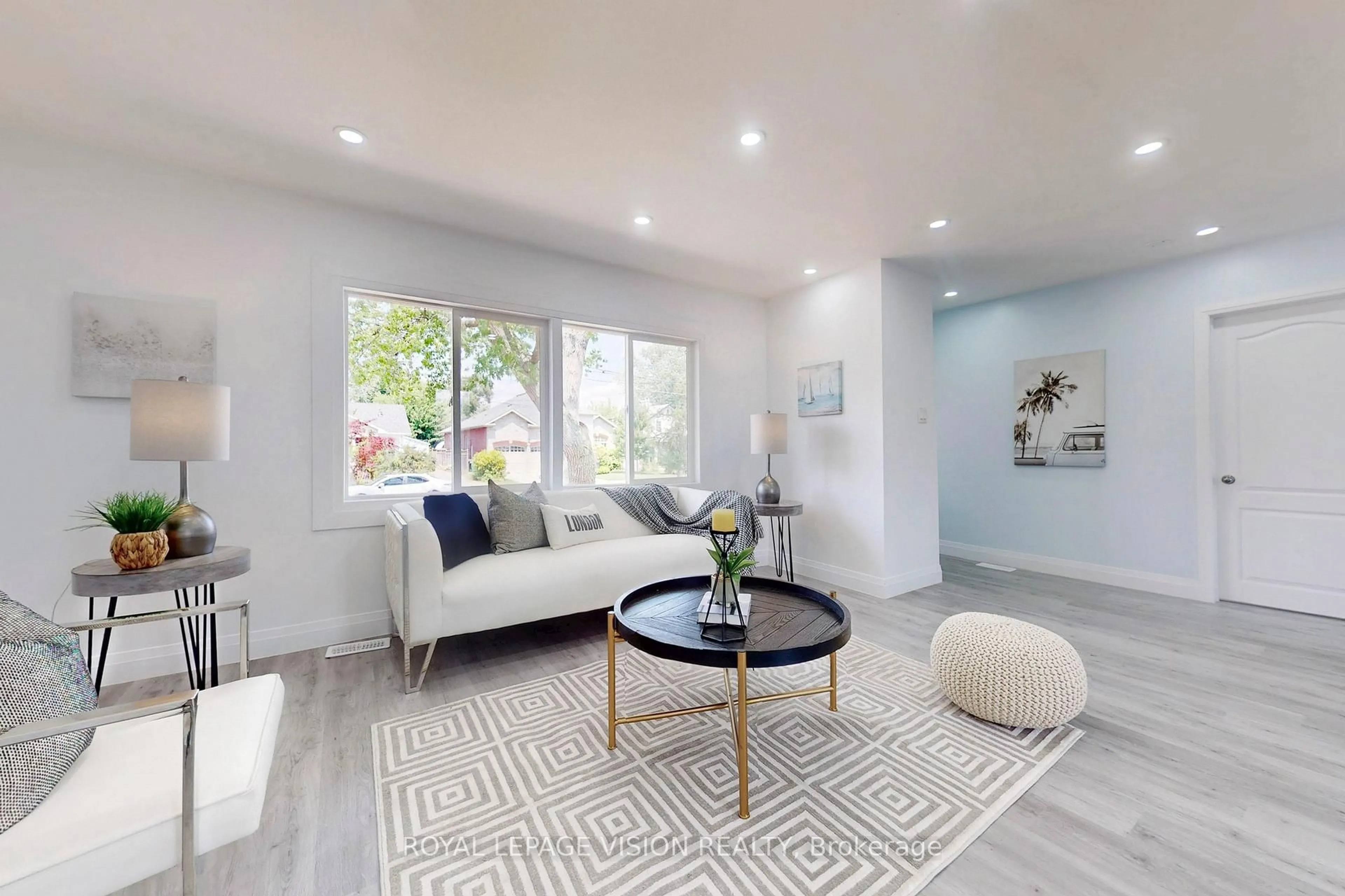 Living room with furniture, unknown for 406 Marf Ave, Mississauga Ontario L5G 1T3