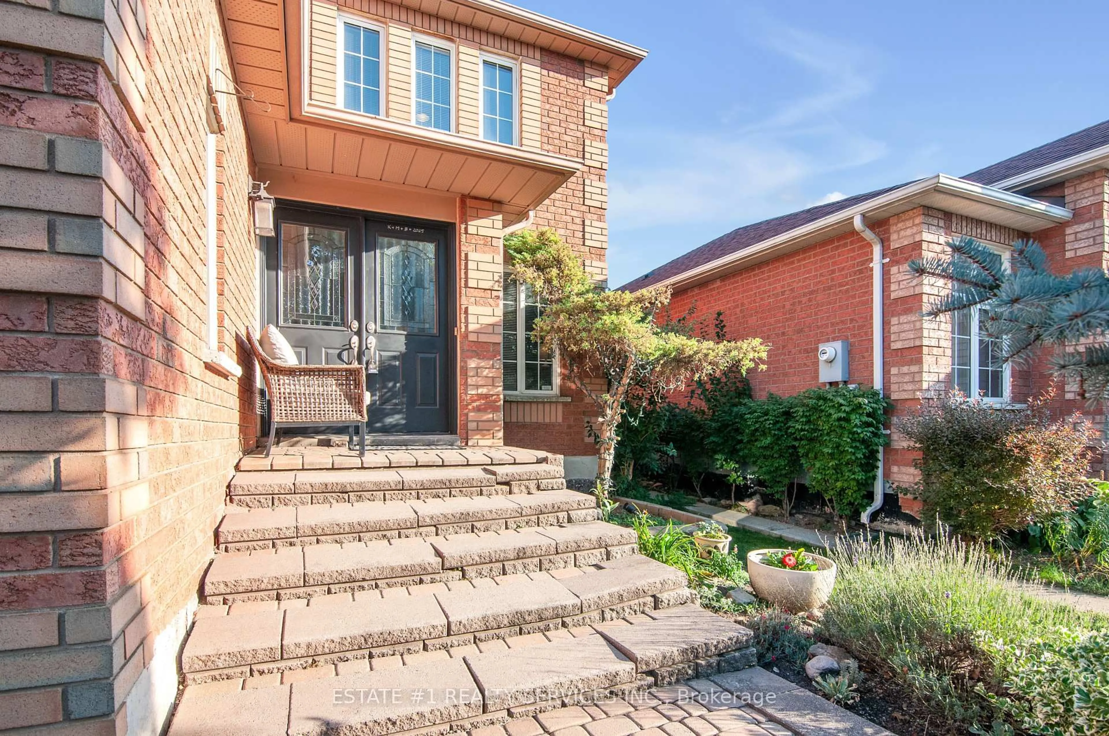 Home with brick exterior material, street for 102 Cresthaven Rd, Brampton Ontario L7A 1J4