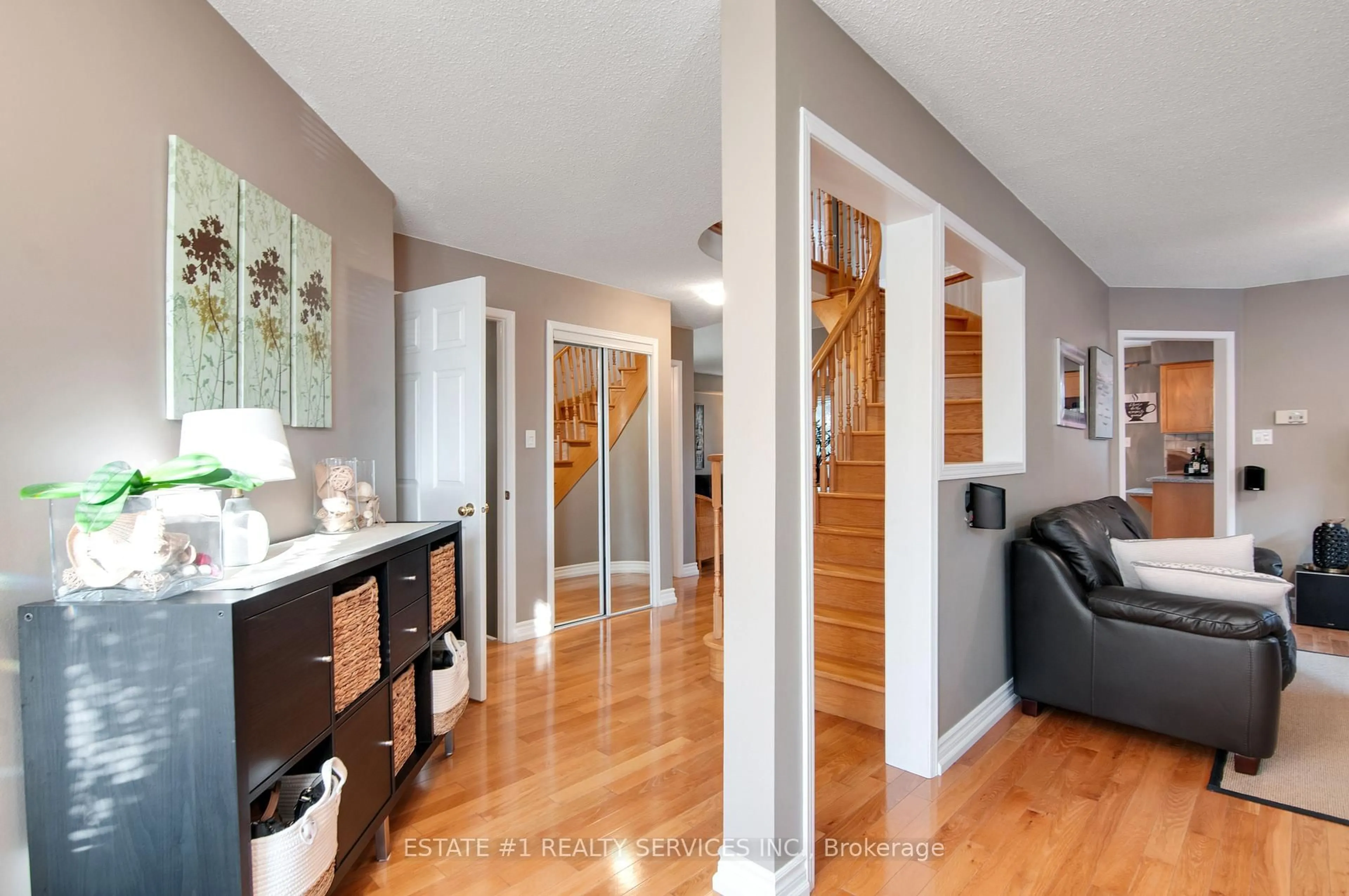 Indoor entryway for 102 Cresthaven Rd, Brampton Ontario L7A 1J4