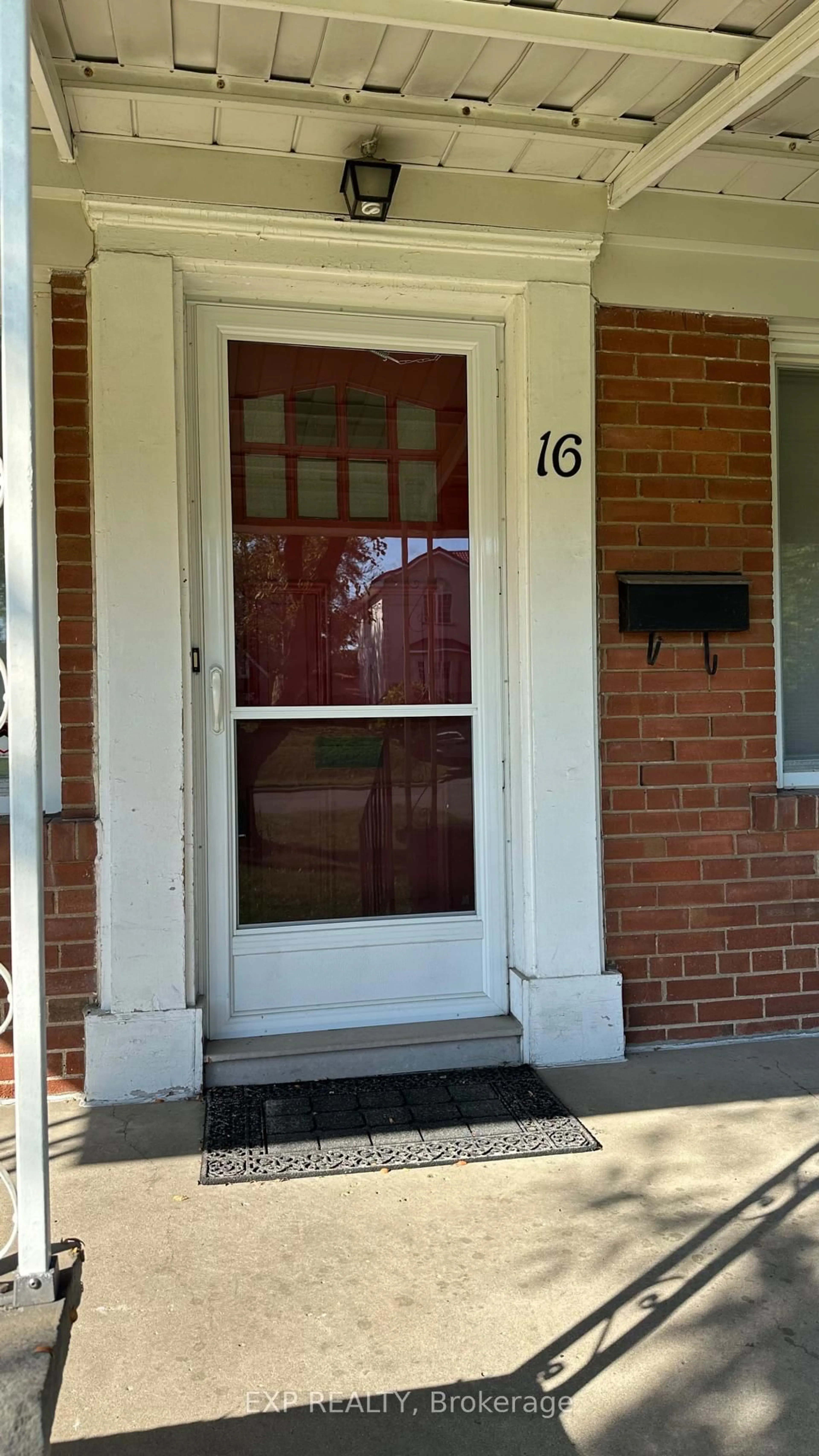Indoor entryway for 16 King Georges Dr, Toronto Ontario M6M 2G9