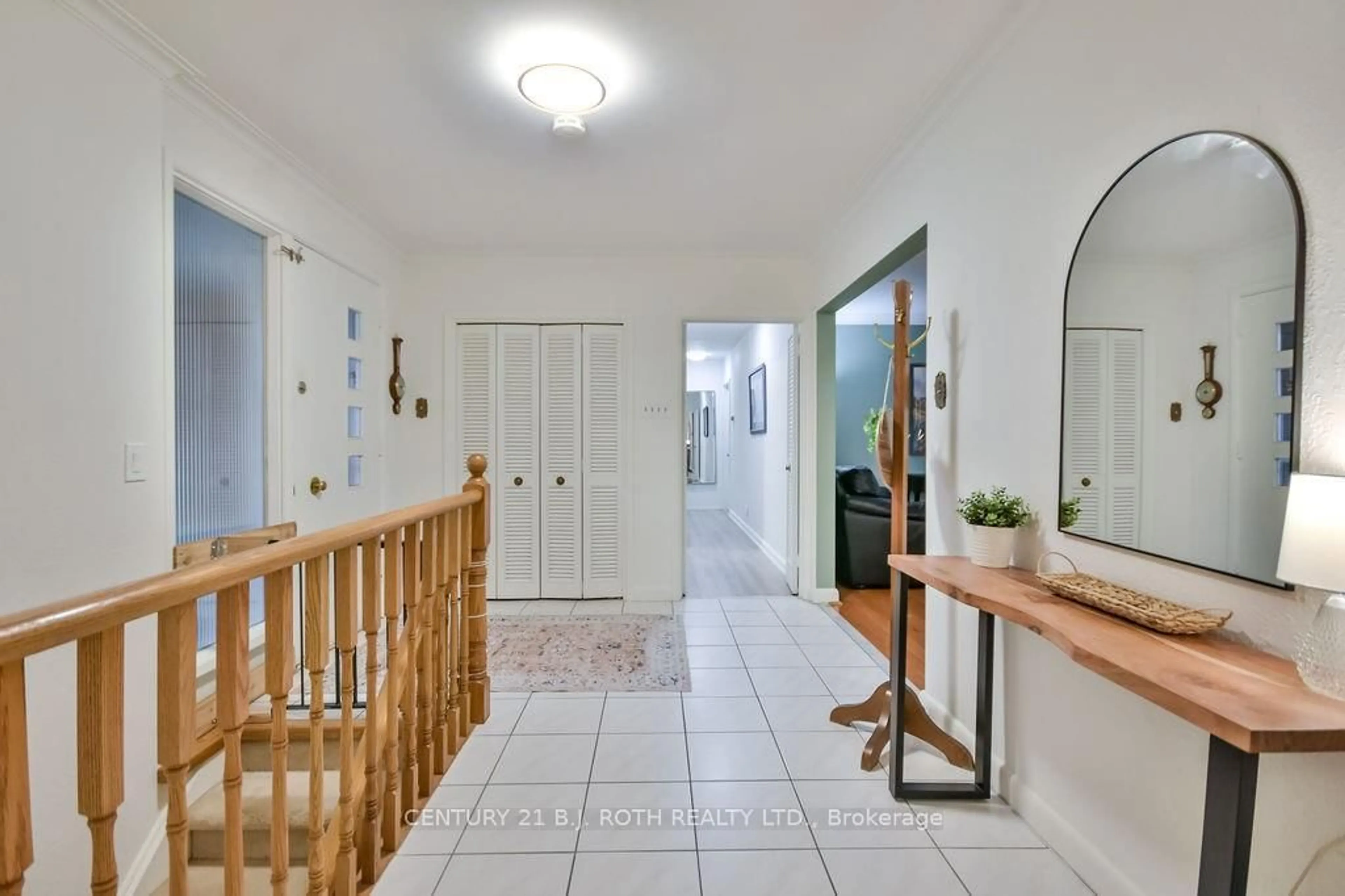 Indoor entryway for 25 FLORIDA Cres, Toronto Ontario M9M 1P4