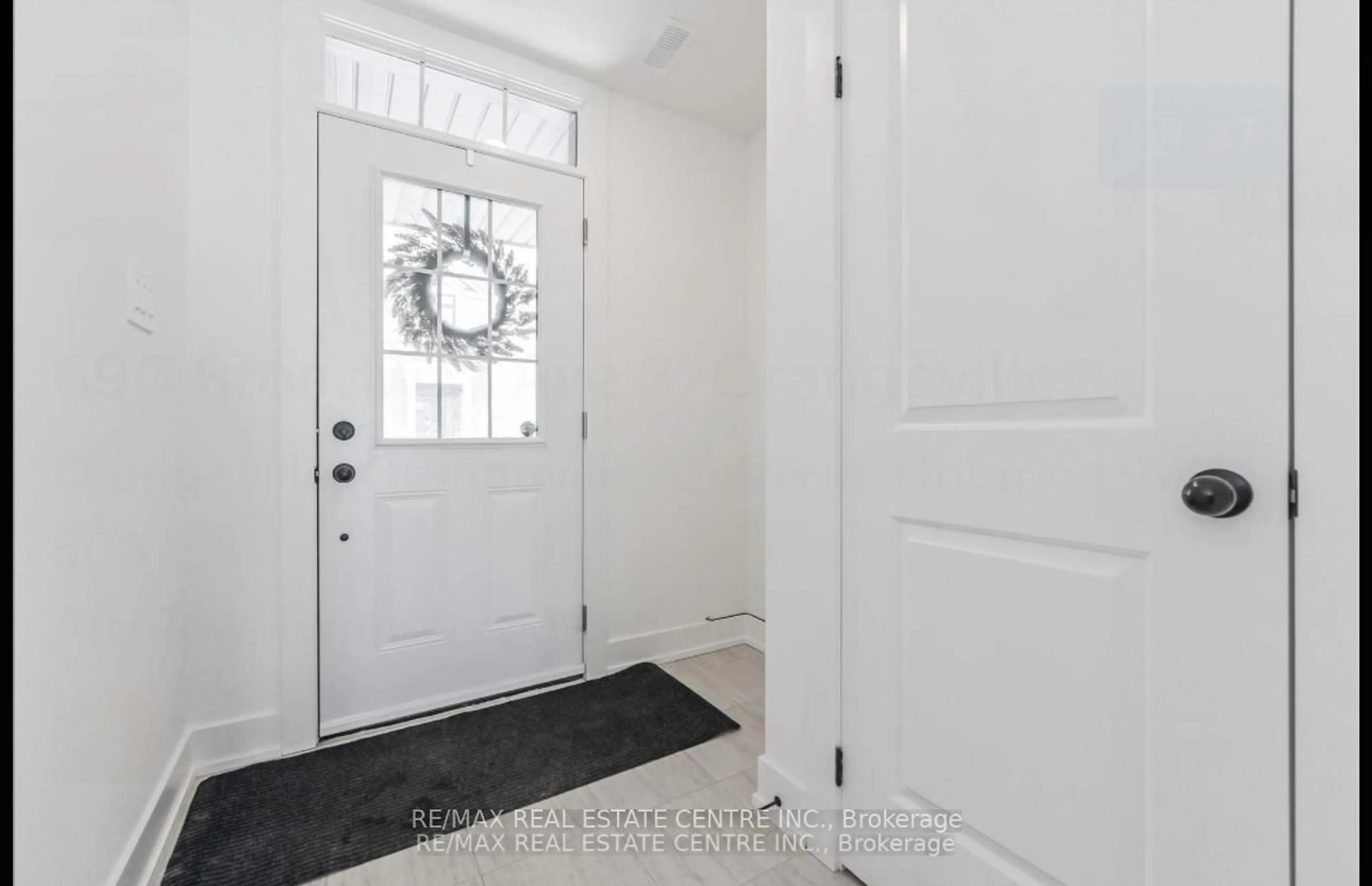 Indoor entryway for 690 Broadway Ave #3, Orangeville Ontario L9W 5C8