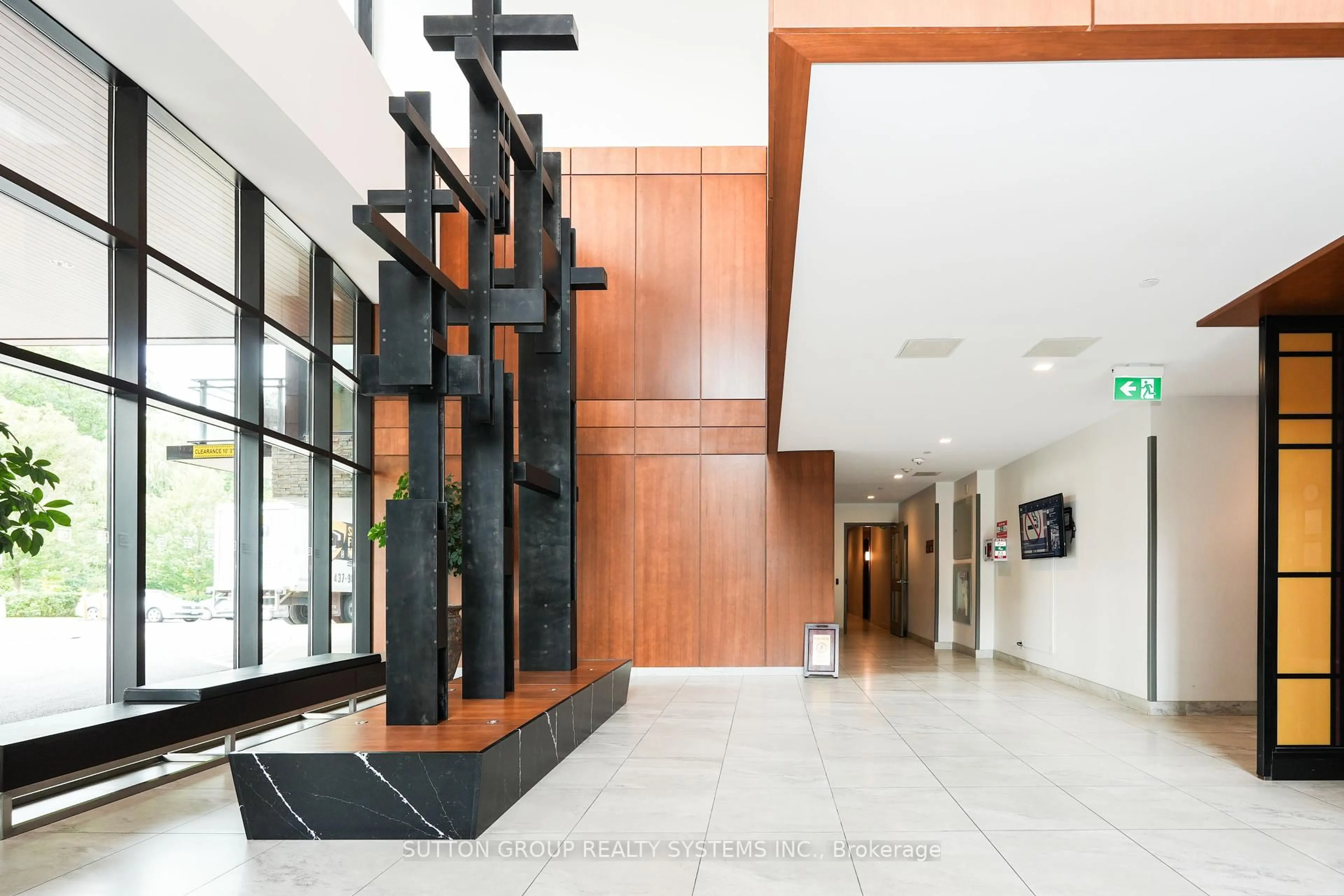 Indoor foyer for 1575 Lakeshore Rd #357, Mississauga Ontario L5J 1J4