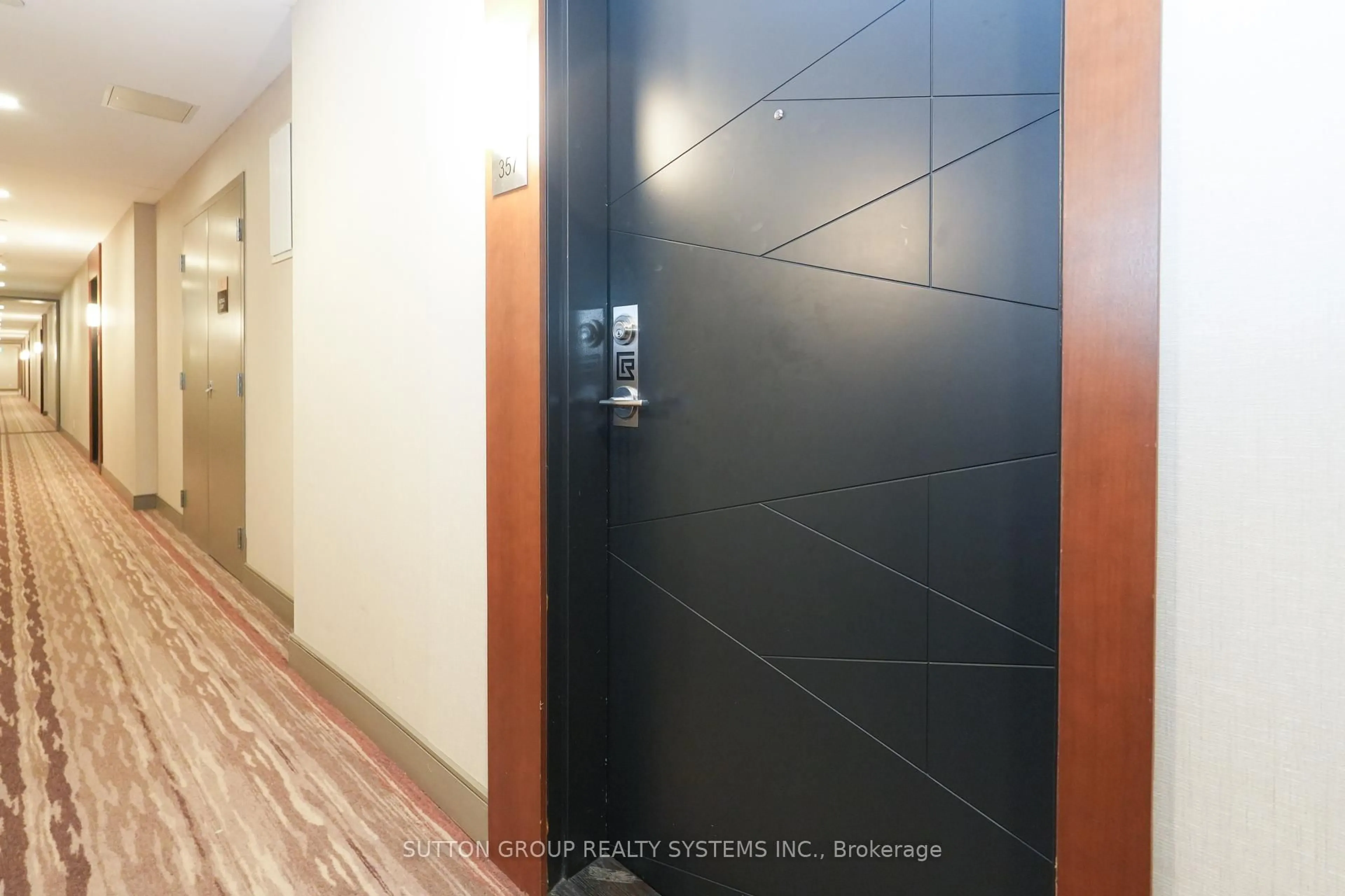 Indoor foyer for 1575 Lakeshore Rd #357, Mississauga Ontario L5J 1J4