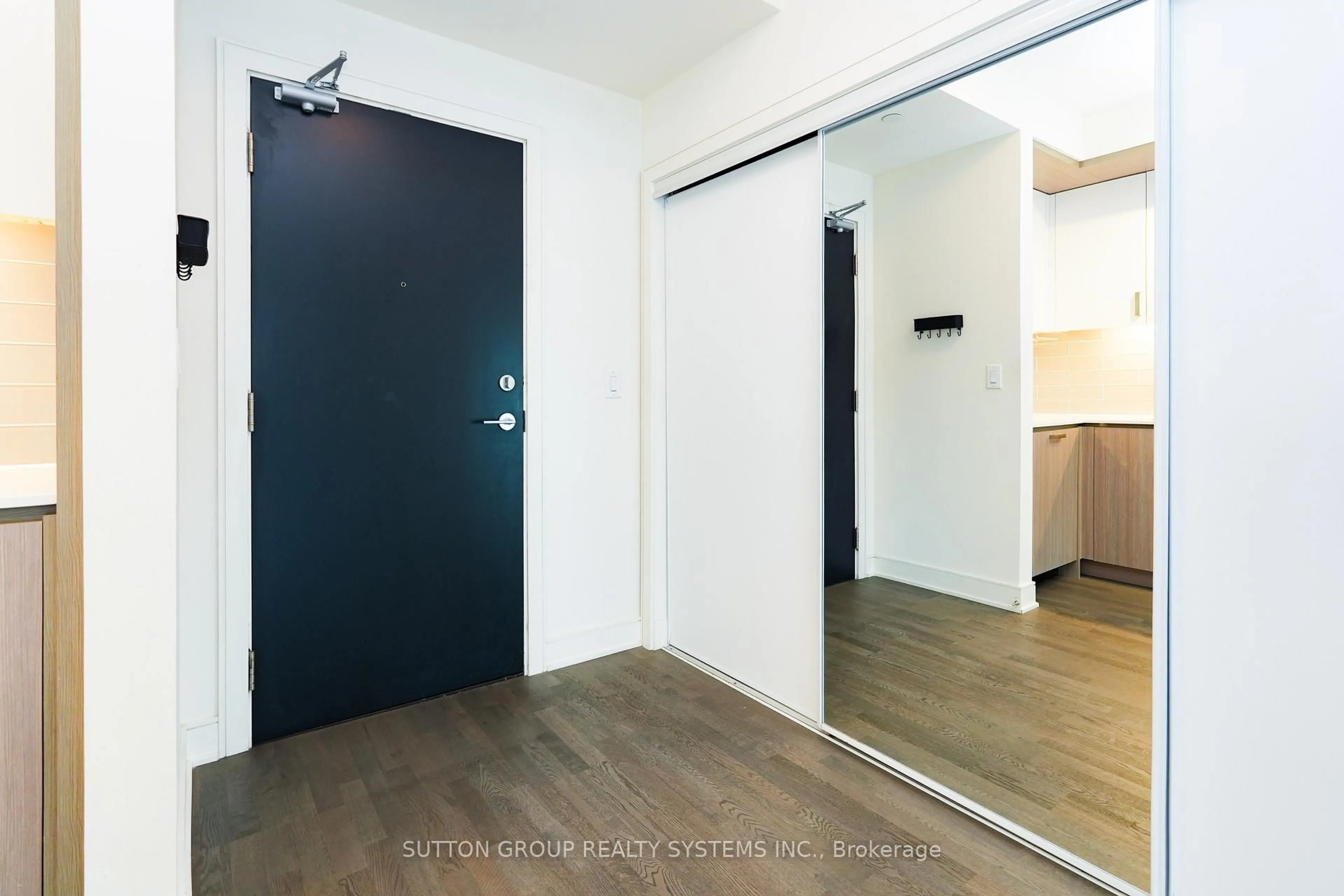 Indoor entryway for 1575 Lakeshore Rd #357, Mississauga Ontario L5J 1J4