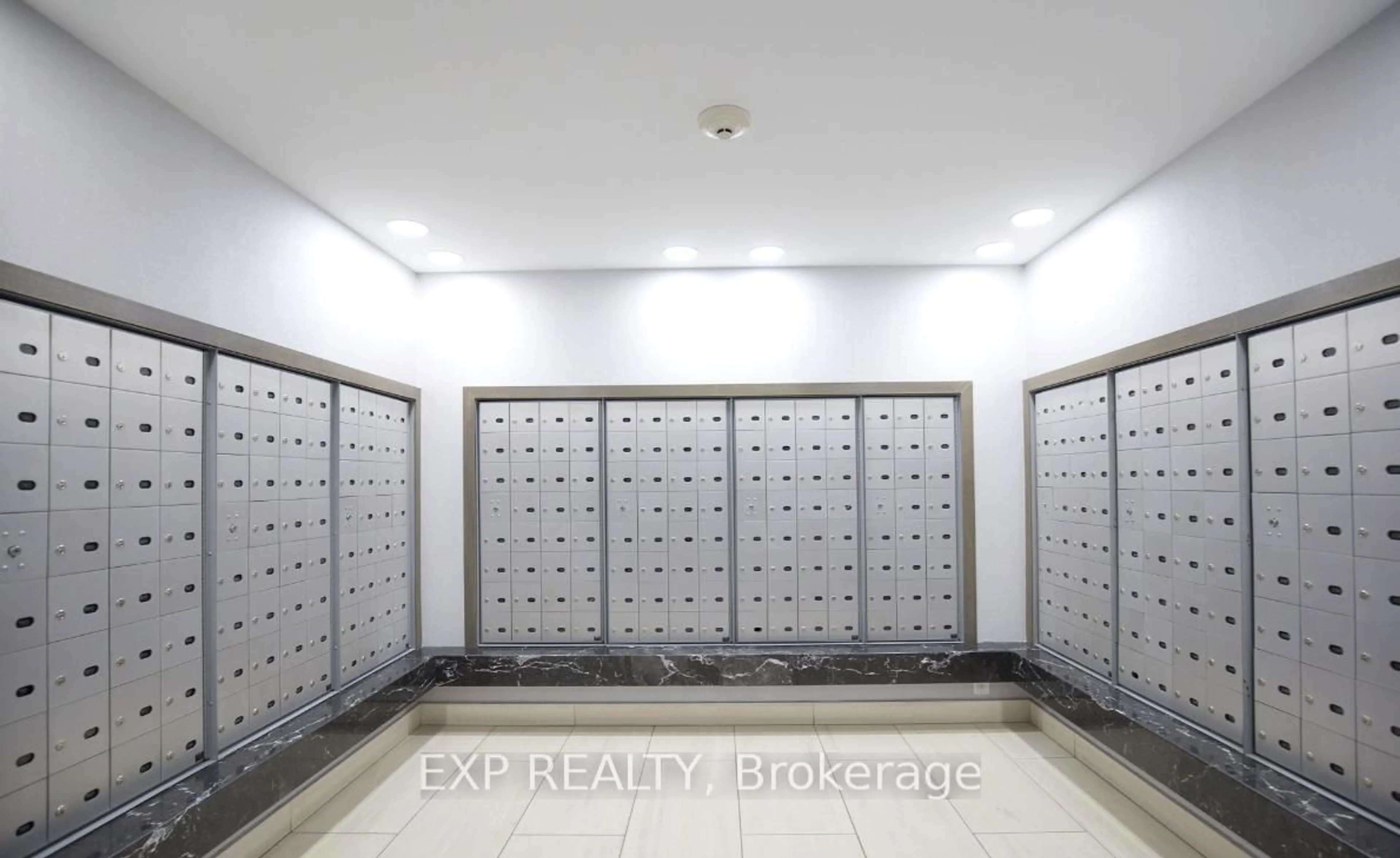 Indoor foyer for 223 Webb Dr #1712, Mississauga Ontario L5B 0E8