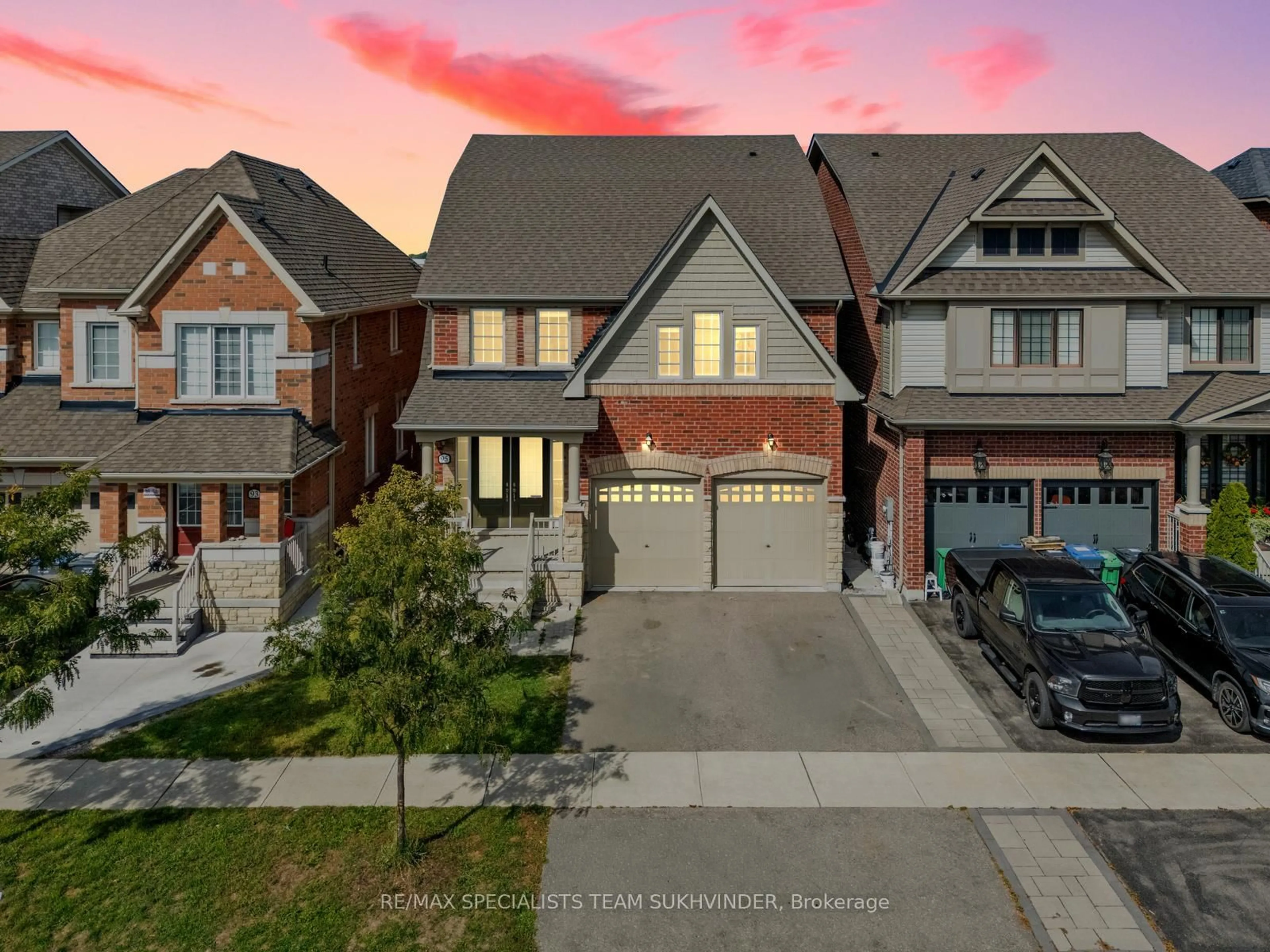 A pic from outside/outdoor area/front of a property/back of a property/a pic from drone, street for 95 Bonnieglen Farm Blvd, Caledon Ontario L7C 2J3