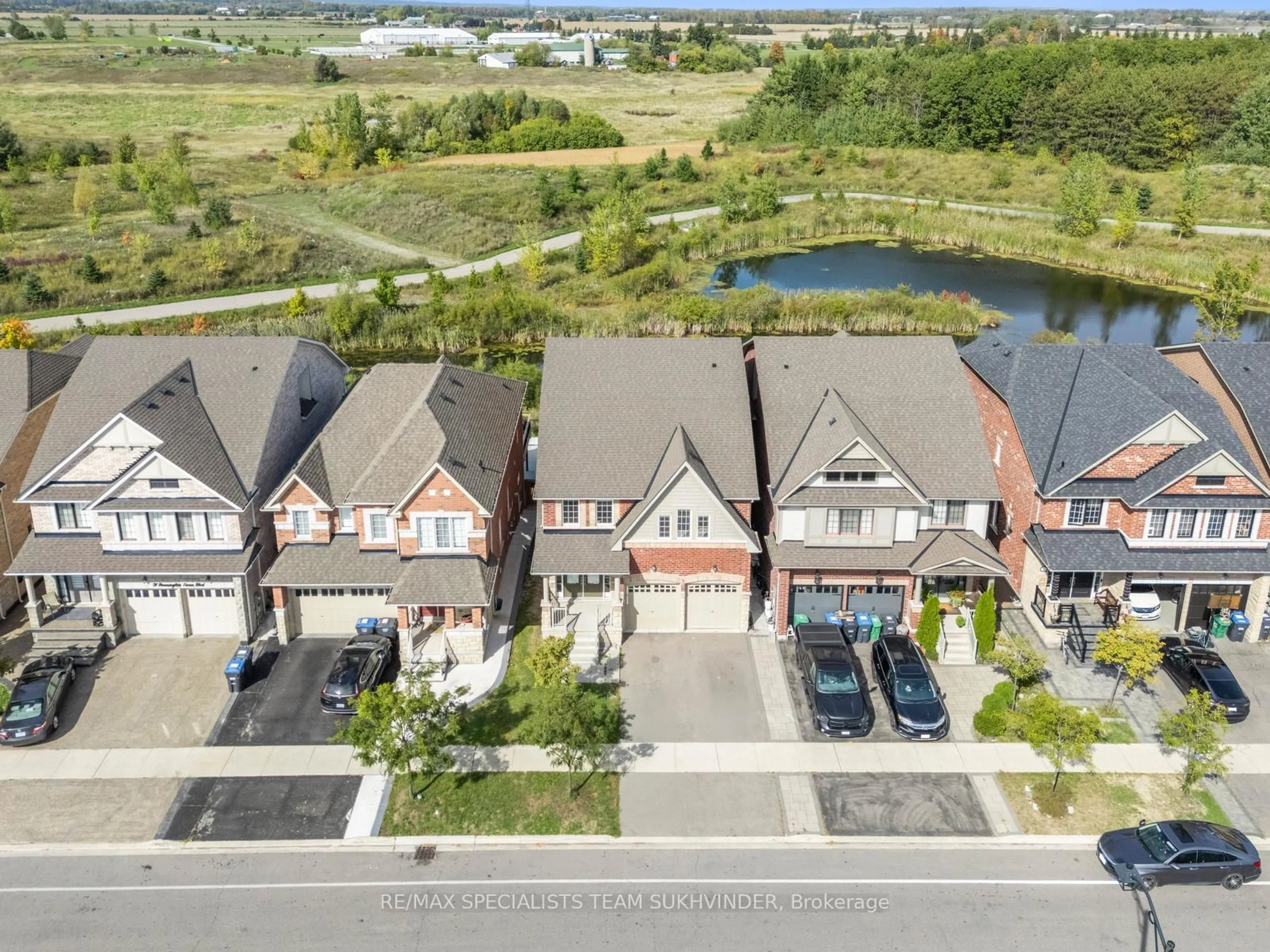 A pic from outside/outdoor area/front of a property/back of a property/a pic from drone, water/lake/river/ocean view for 95 Bonnieglen Farm Blvd, Caledon Ontario L7C 2J3