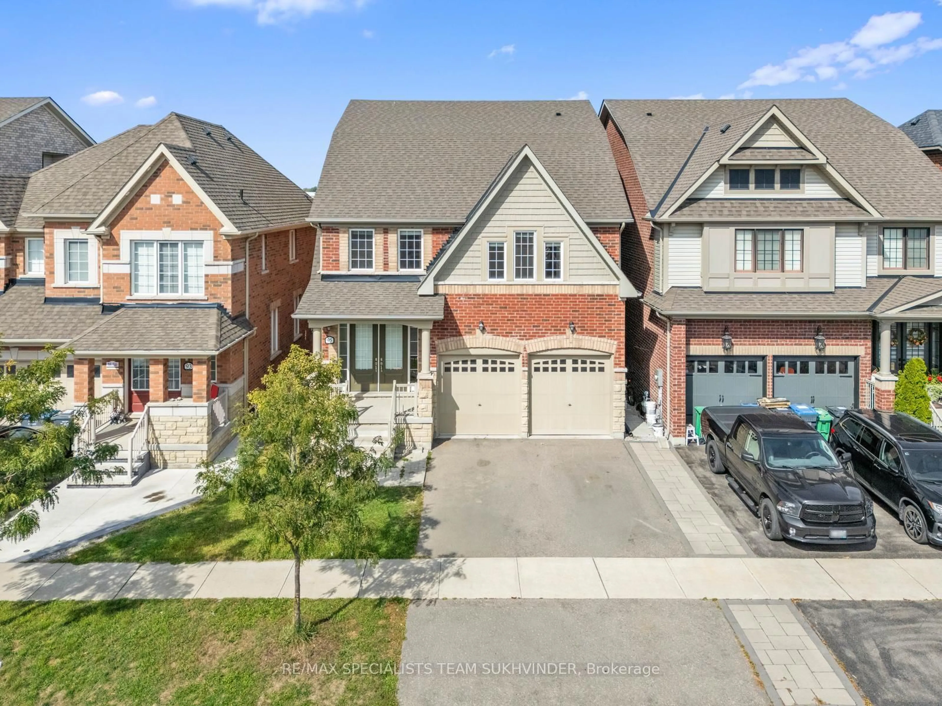 A pic from outside/outdoor area/front of a property/back of a property/a pic from drone, street for 95 Bonnieglen Farm Blvd, Caledon Ontario L7C 2J3