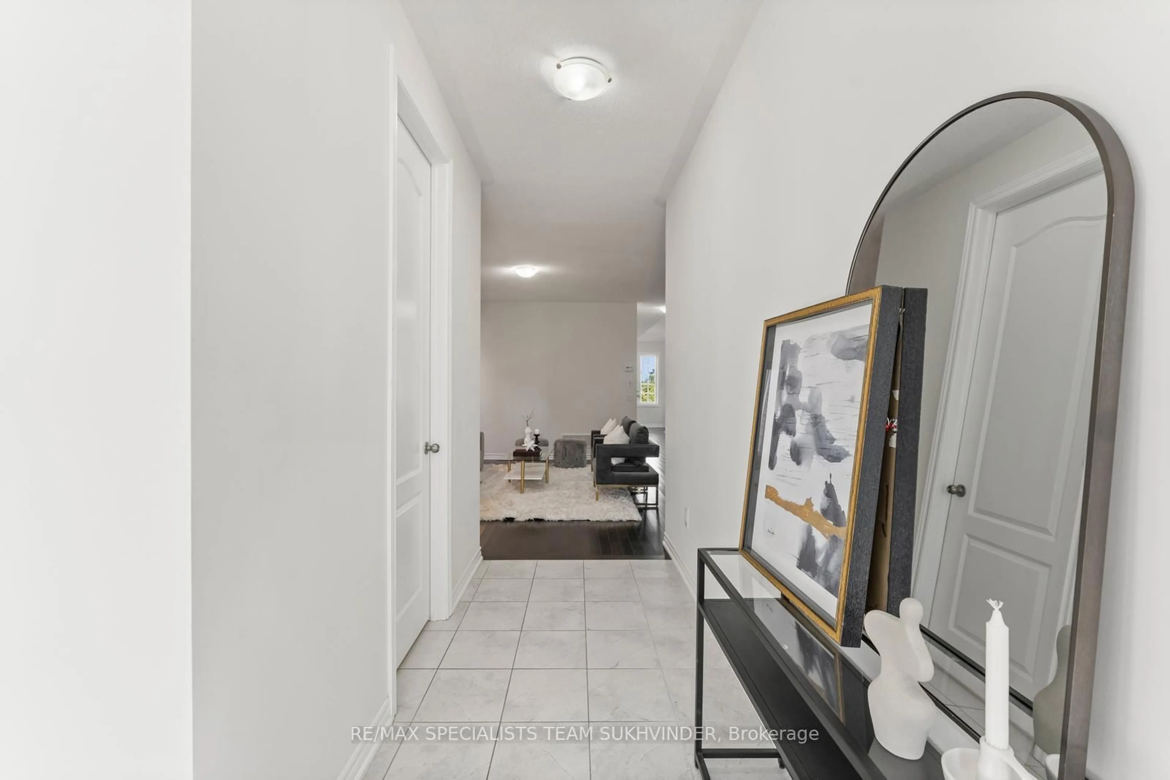 Indoor entryway for 95 Bonnieglen Farm Blvd, Caledon Ontario L7C 2J3
