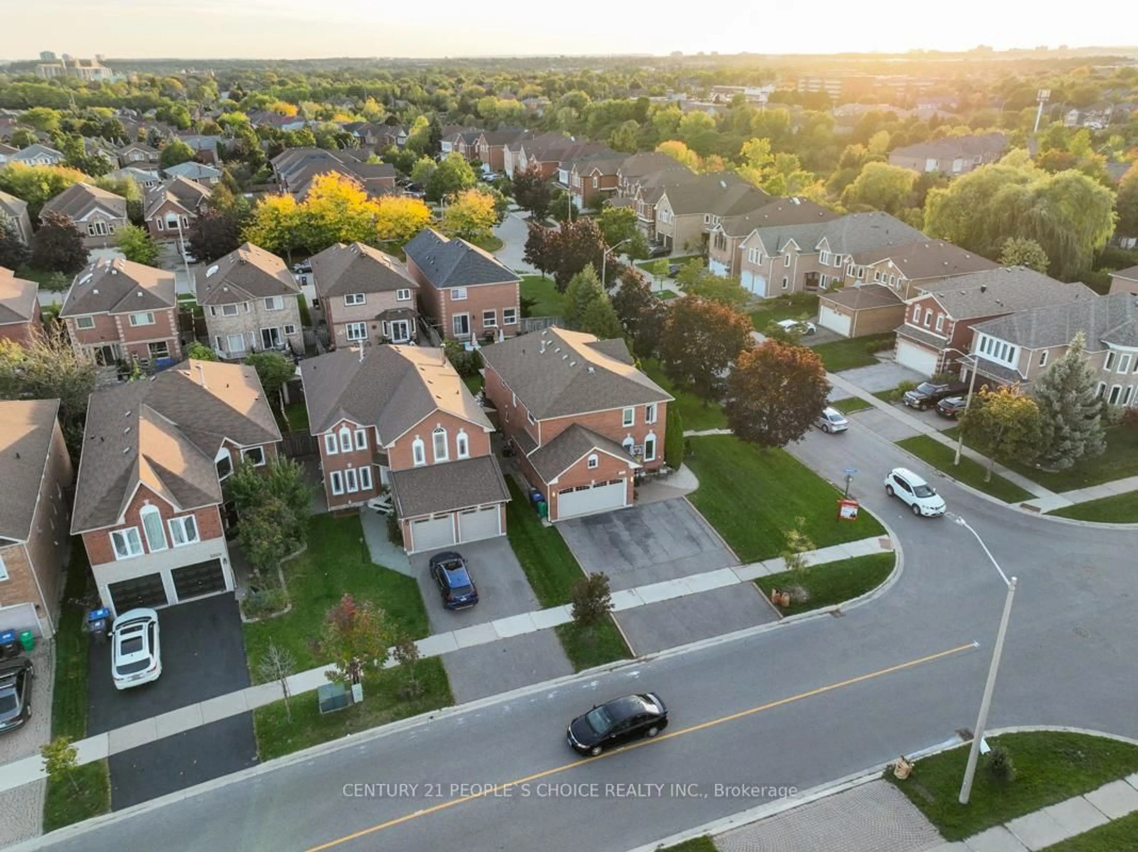 A pic from outside/outdoor area/front of a property/back of a property/a pic from drone, street for 5374 Fallingbrook Dr, Mississauga Ontario L5V 1P7