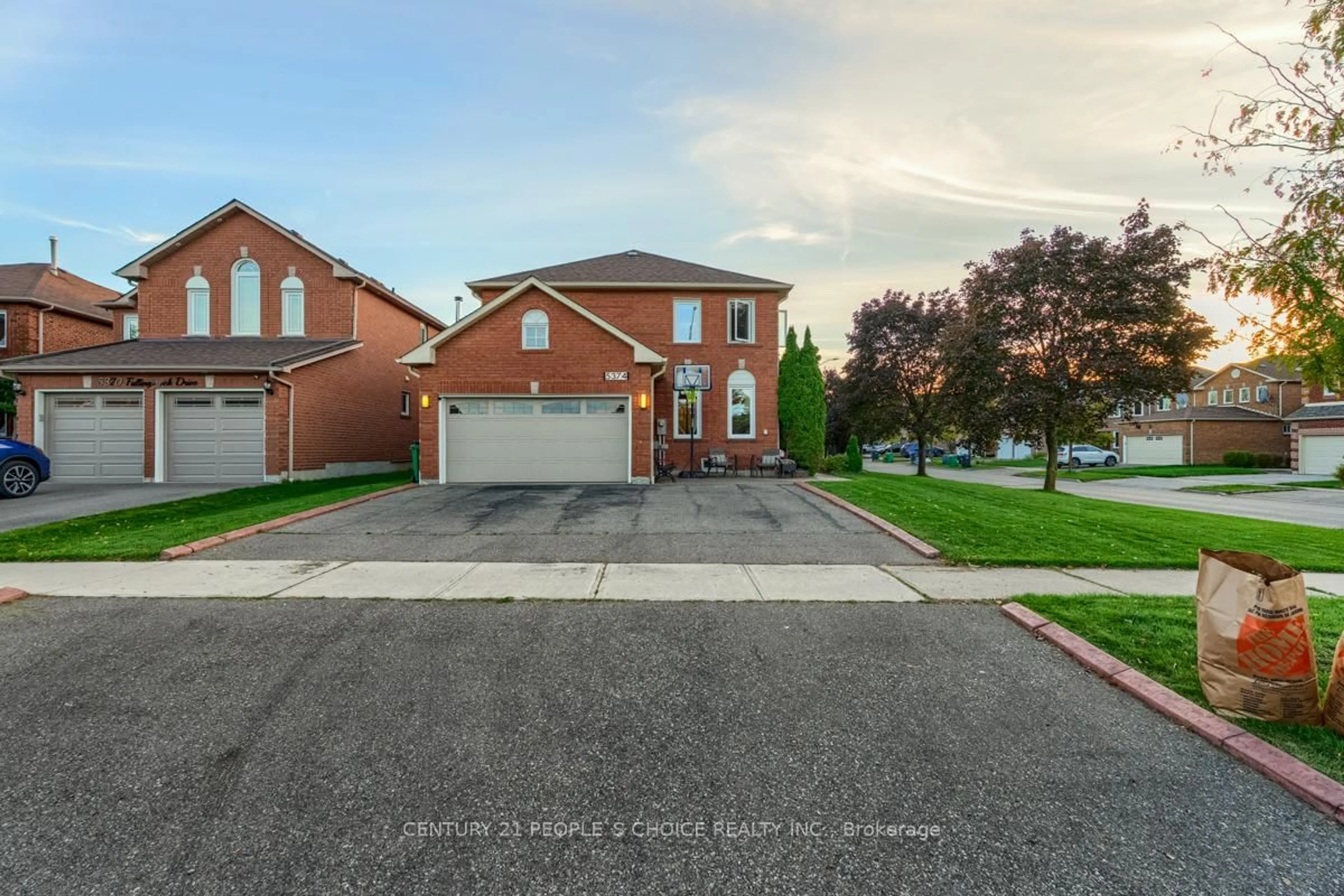 A pic from outside/outdoor area/front of a property/back of a property/a pic from drone, street for 5374 Fallingbrook Dr, Mississauga Ontario L5V 1P7