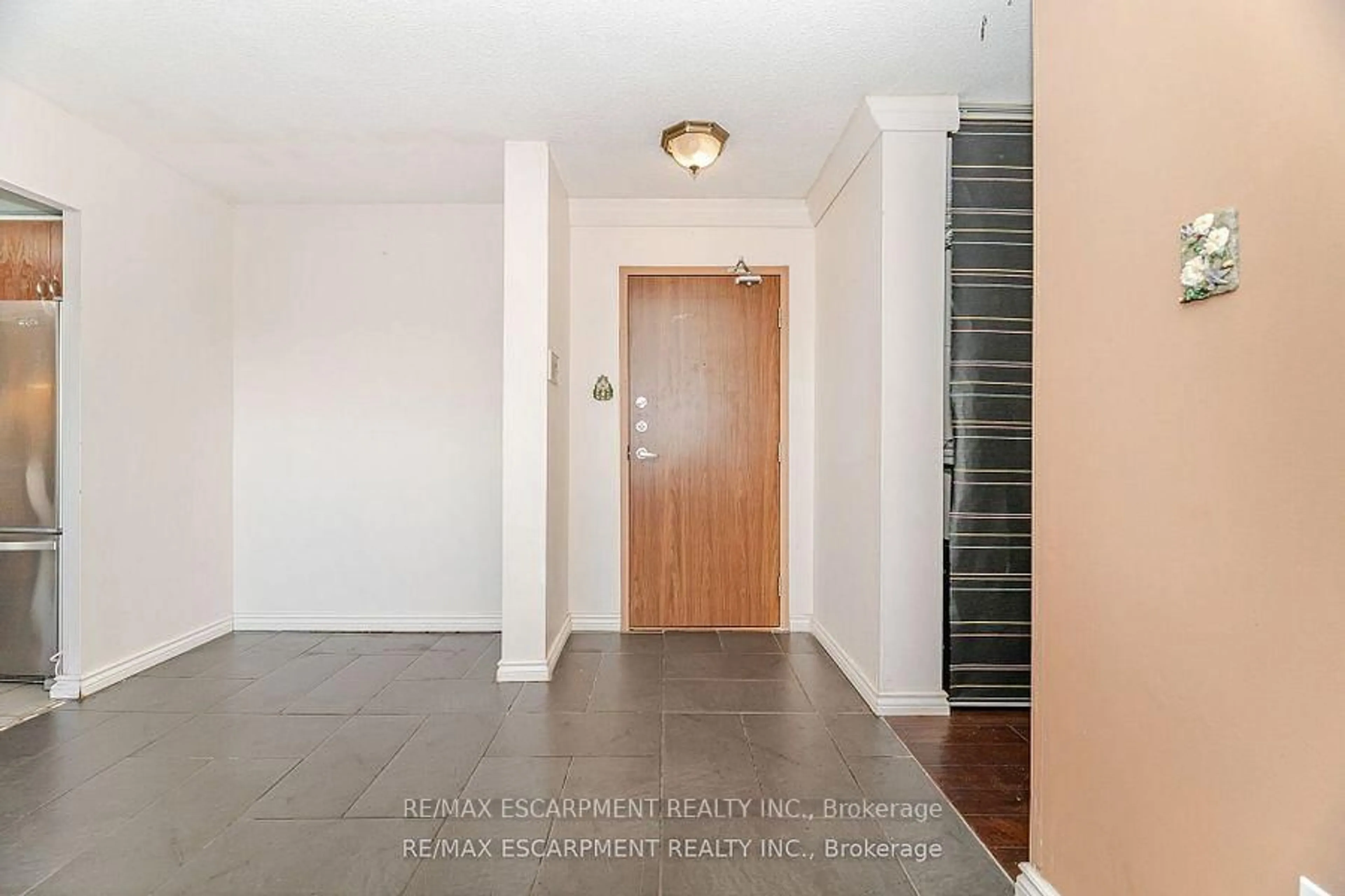 Indoor entryway for 2301 Derry Rd #707, Mississauga Ontario L5N 2R4