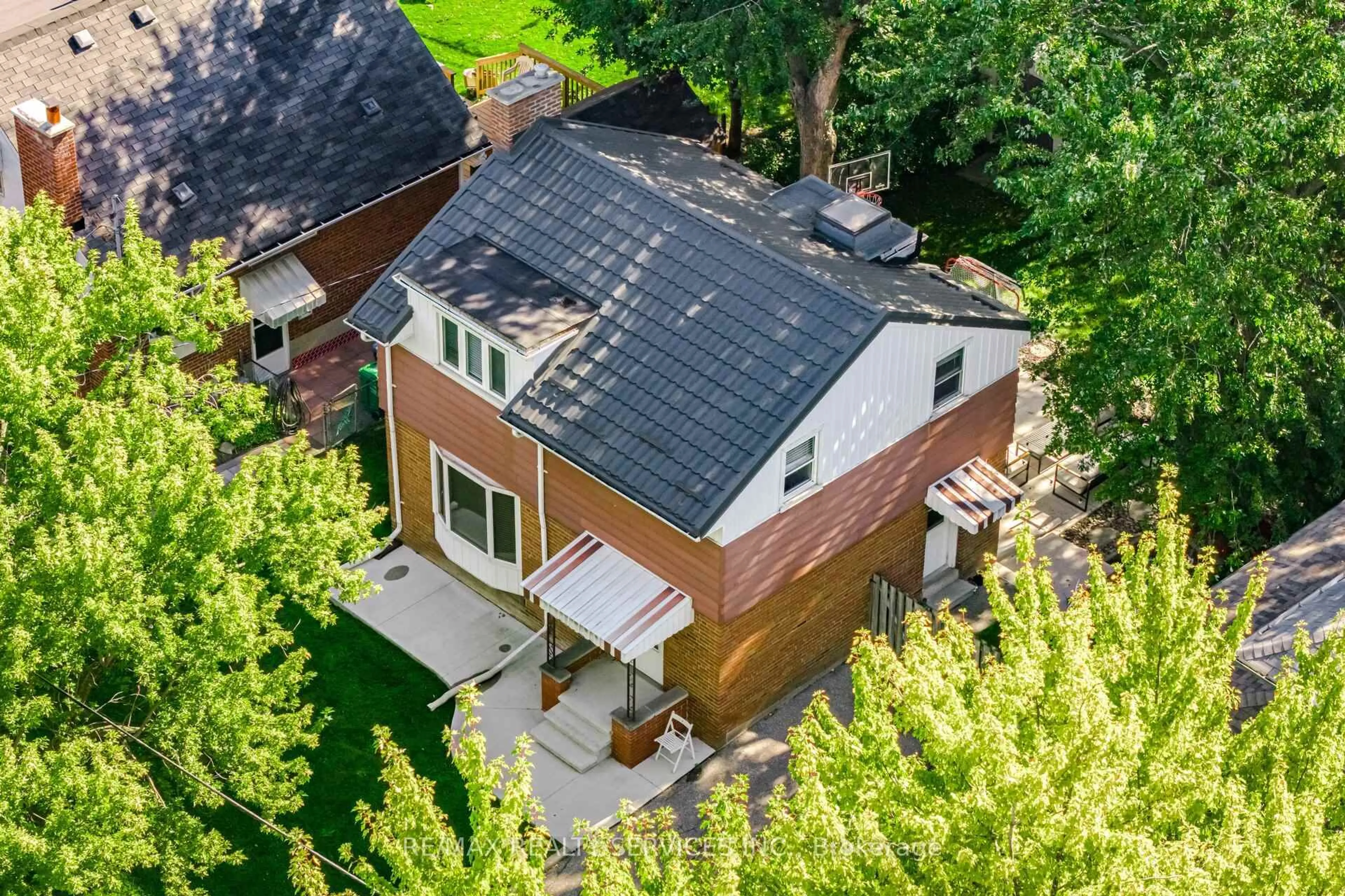A pic from outside/outdoor area/front of a property/back of a property/a pic from drone, street for 85 Eldomar Ave, Brampton Ontario L6W 1P9