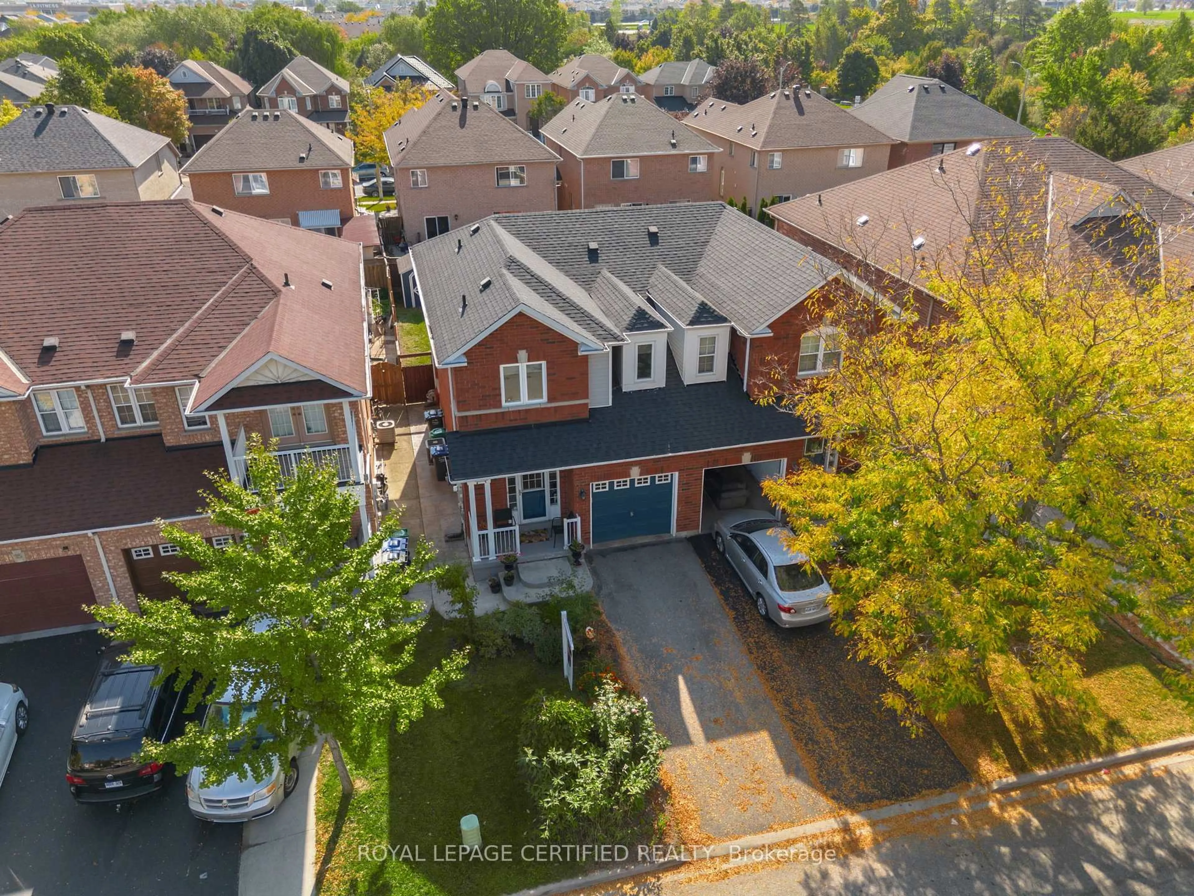 A pic from outside/outdoor area/front of a property/back of a property/a pic from drone, street for 11 Briarcroft Rd, Brampton Ontario L7A 1X6