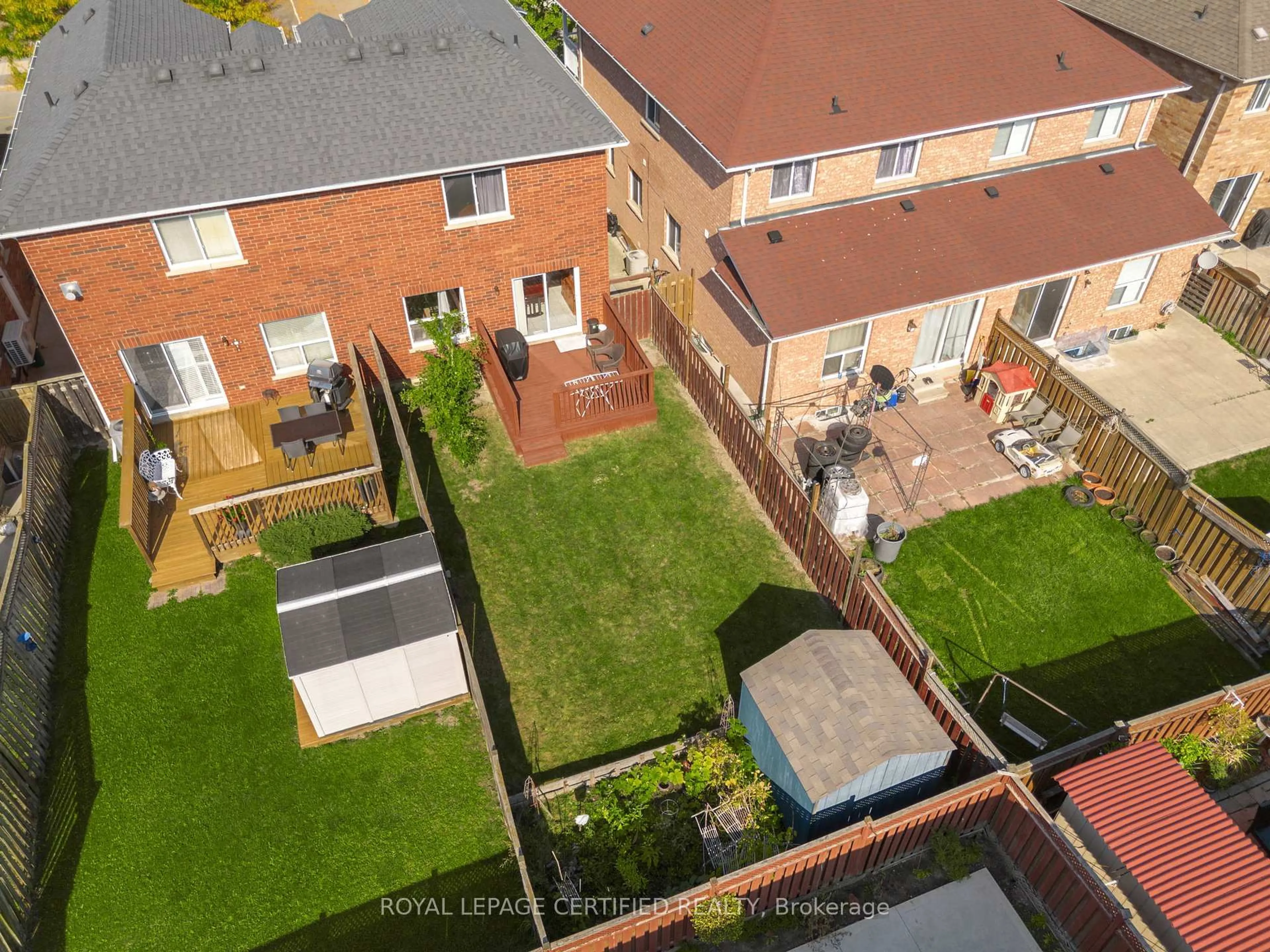 A pic from outside/outdoor area/front of a property/back of a property/a pic from drone, street for 11 Briarcroft Rd, Brampton Ontario L7A 1X6