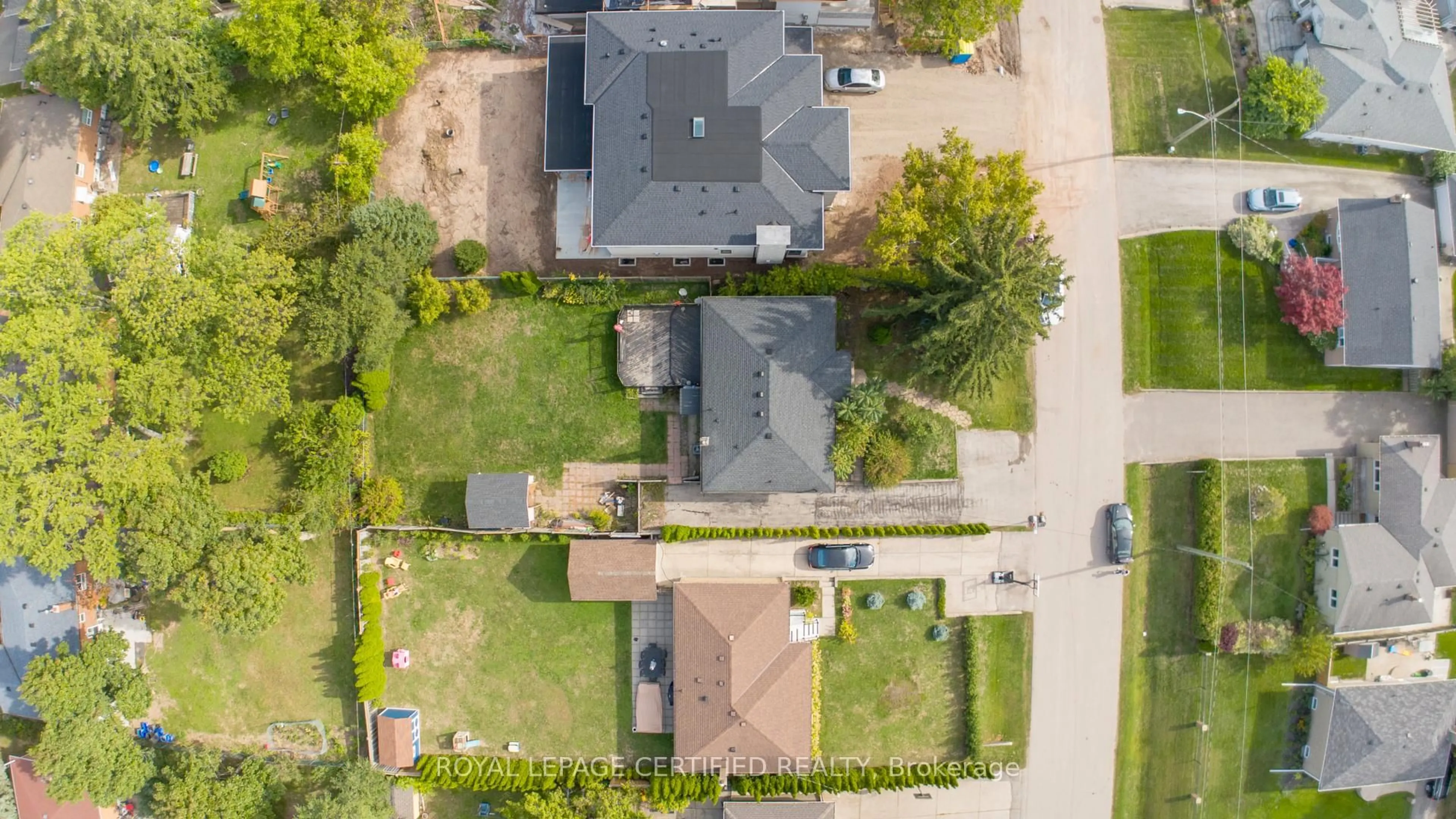A pic from outside/outdoor area/front of a property/back of a property/a pic from drone, street for 231 Woodale Ave, Oakville Ontario L6K 2N3