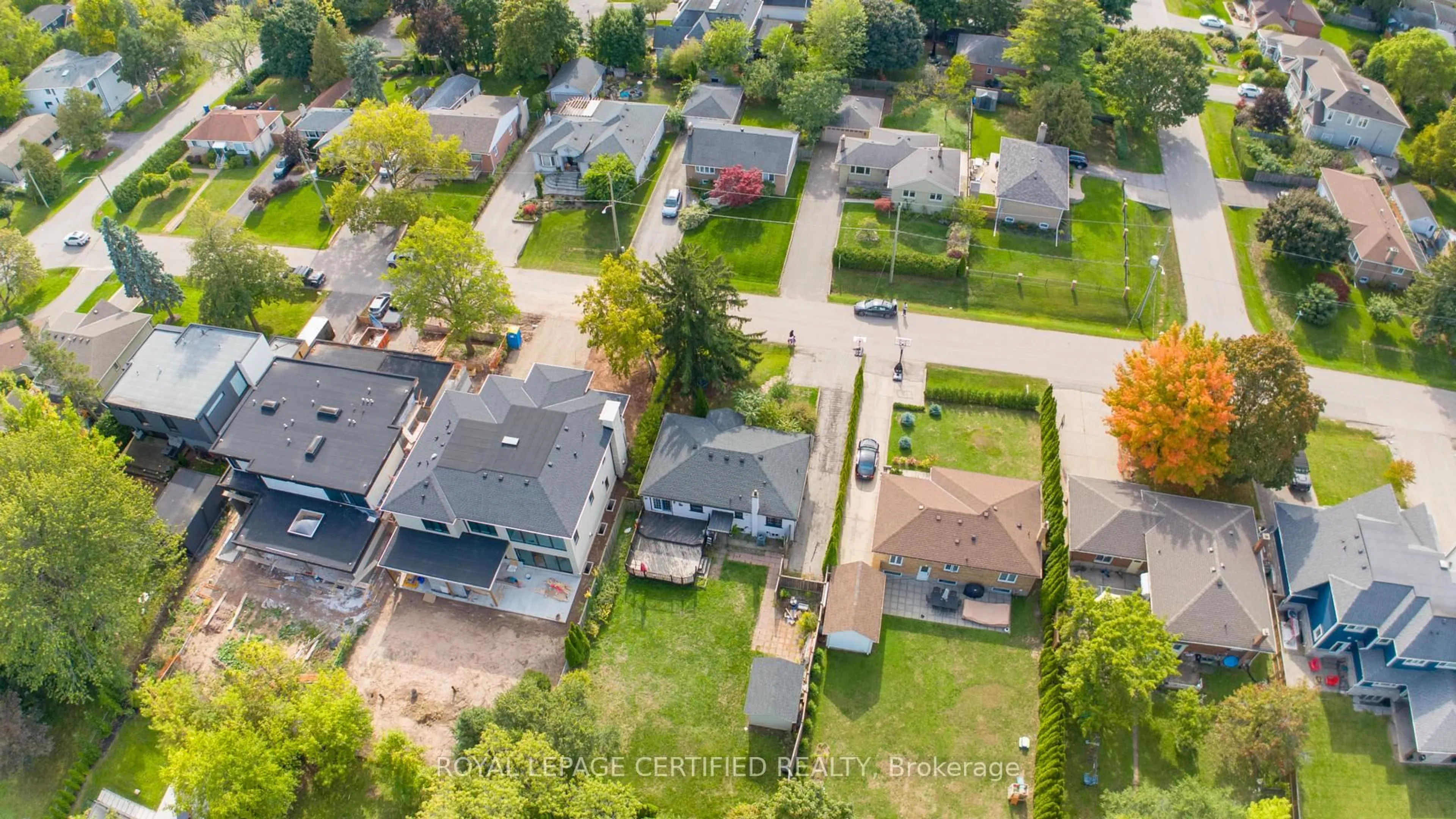 A pic from outside/outdoor area/front of a property/back of a property/a pic from drone, street for 231 Woodale Ave, Oakville Ontario L6K 2N3