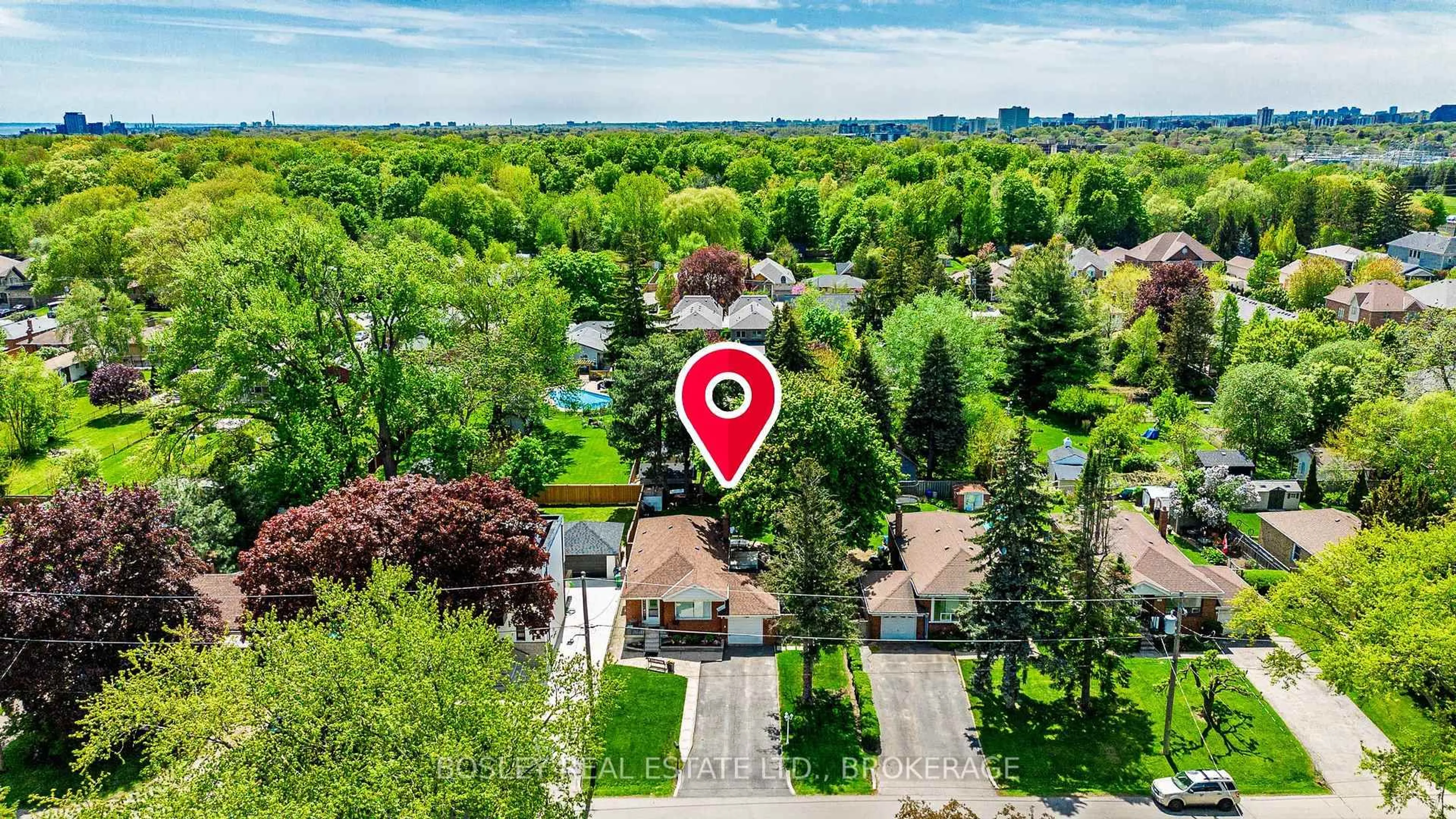 A pic from outside/outdoor area/front of a property/back of a property/a pic from drone, street for 1568 Asgard Dr, Mississauga Ontario L5E 2B9