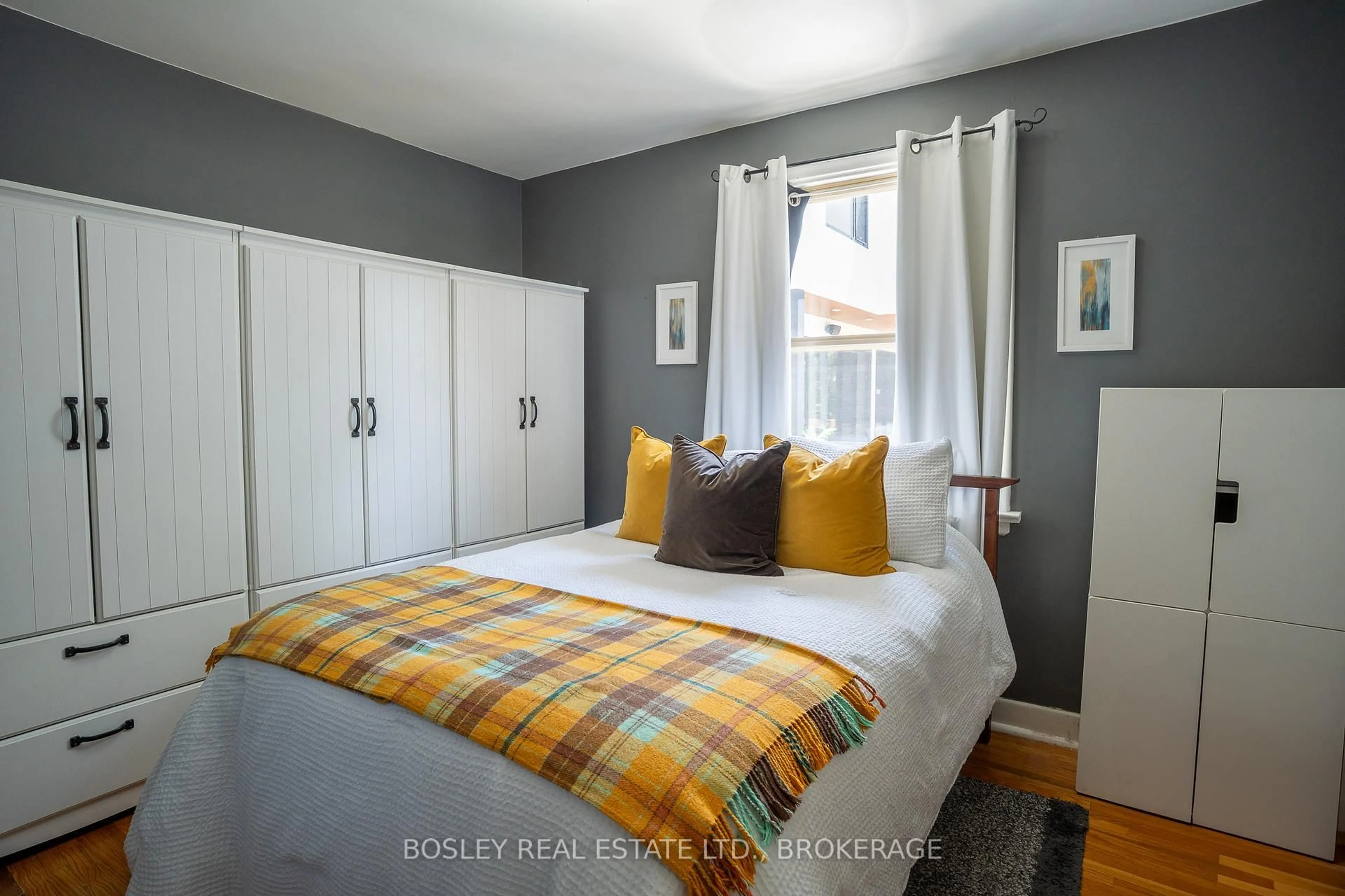Bedroom with bed, unknown for 1568 Asgard Dr, Mississauga Ontario L5E 2B9